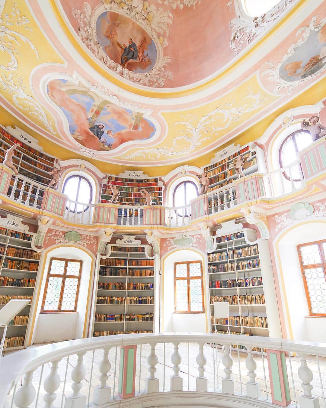 田島知華さんのインスタグラム写真 - (田島知華Instagram)「【Germany🇩🇪Fussen】 フュッセンで見つけた、豪華な図書館。 ロココ調の天井画や手すりの上に ポーズを決めた天使がたくさんいるデザインが本当に可愛い。 ここはMuseum der Stadt Füssenの中にある、 修道院時代の図書館です。 吹き抜けになっていて、 晴れた日は窓から差し込む優しい光に包まれます。 ノイシュヴァンシュタイン城の起点となるフュッセンには まだまだ知られざる見どころがいっぱい。 Copyright © TAJIHARU  PENTAX K-1 MarkⅡ  HD PENTAX-D FA 15-30mmF2.8ED SDM WR _ #たじはるトリップ #TAJIHARU_germany #ドイツ #バイエルン #フュッセン #女子旅 #旅ガール #カメラ女子 #visitbavaria #germany #bavaria #southgermany #füssen #fussen #museumderstadtfüssen #igerseurope #igersgermany #topeuropephoto #topgermanyphoto #visiteurope #visitgermany #bestgermanypics #wonderful_places #beautifuldestinations #beautifulplace #earthpix #discoverglobe #discoverearth」3月18日 20時27分 - haruka_tajima
