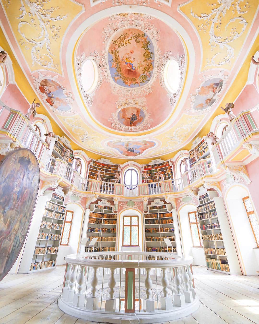 田島知華さんのインスタグラム写真 - (田島知華Instagram)「【Germany🇩🇪Fussen】 フュッセンで見つけた、豪華な図書館。 ロココ調の天井画や手すりの上に ポーズを決めた天使がたくさんいるデザインが本当に可愛い。 ここはMuseum der Stadt Füssenの中にある、 修道院時代の図書館です。 吹き抜けになっていて、 晴れた日は窓から差し込む優しい光に包まれます。 ノイシュヴァンシュタイン城の起点となるフュッセンには まだまだ知られざる見どころがいっぱい。 Copyright © TAJIHARU  PENTAX K-1 MarkⅡ  HD PENTAX-D FA 15-30mmF2.8ED SDM WR _ #たじはるトリップ #TAJIHARU_germany #ドイツ #バイエルン #フュッセン #女子旅 #旅ガール #カメラ女子 #visitbavaria #germany #bavaria #southgermany #füssen #fussen #museumderstadtfüssen #igerseurope #igersgermany #topeuropephoto #topgermanyphoto #visiteurope #visitgermany #bestgermanypics #wonderful_places #beautifuldestinations #beautifulplace #earthpix #discoverglobe #discoverearth」3月18日 20時27分 - haruka_tajima