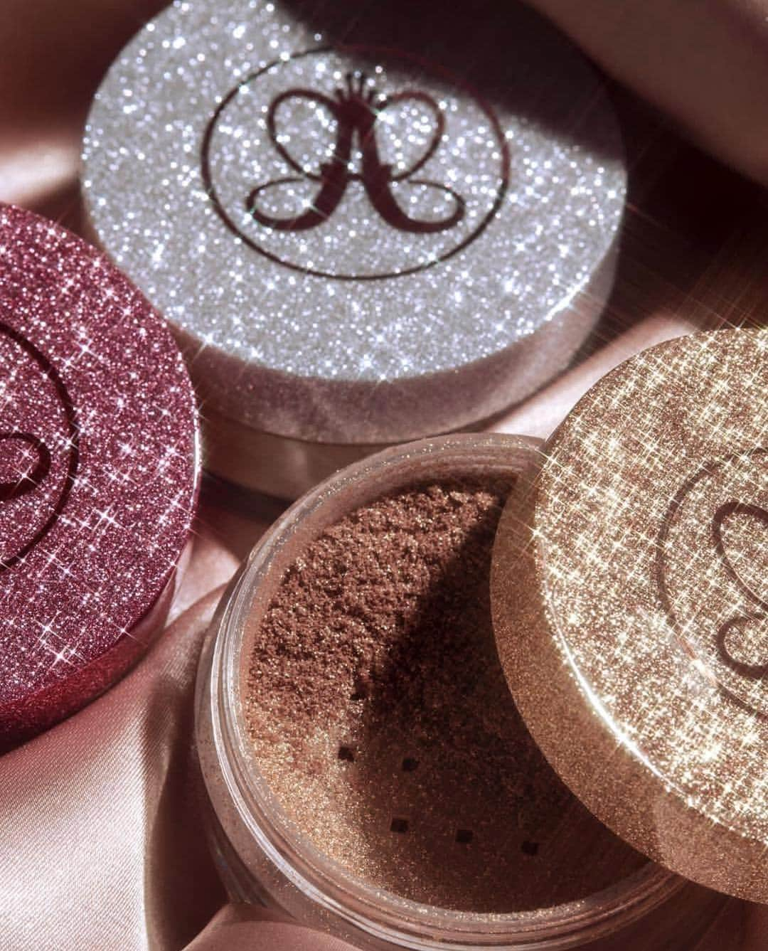 セフォラさんのインスタグラム写真 - (セフォラInstagram)「TOUJOURS PLUS DE BRILLANCE ✨✨✨ Avec la nouvelle poudre libre scintillante Loose Highlighter @anastasiabeverlyhills vous pourrez choisir entre luminosité subtile ou reflets spectaculaires ! #SephoraLovesAnastasia #ABHglow #highlighter」3月18日 20時29分 - sephorafrance