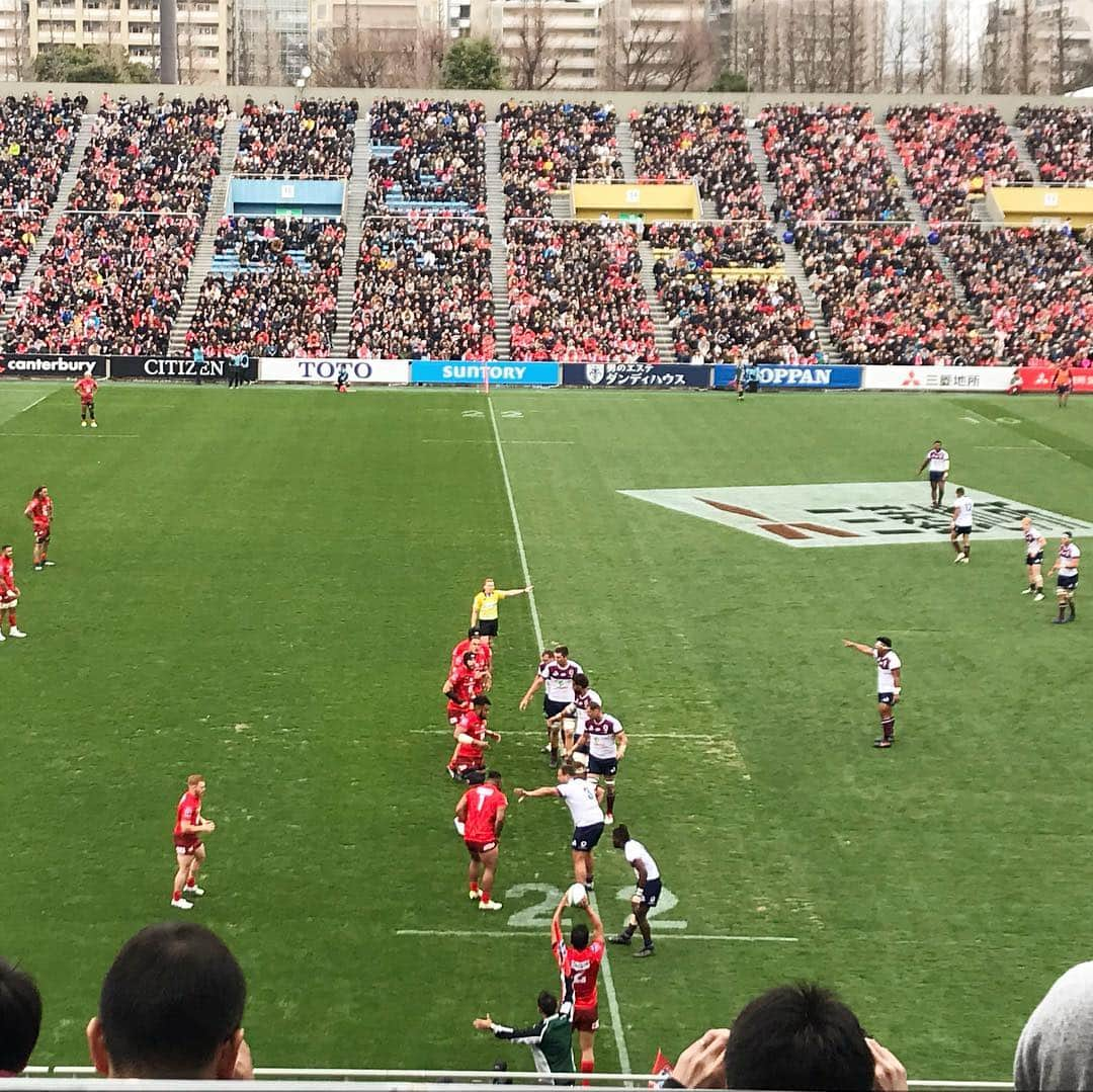 MOREさんのインスタグラム写真 - (MOREInstagram)「\ #superrugby / * 16日に東京・外苑前 秩父宮ラグビー場で行われたスーパーラグビー🏉 日本代表選手も所属する『サンウルブズ』の応援に行ってきました★ ラグビー観戦は初めてでしたが、誰でも楽しめると身をもって実感！！ホーム戦ともあって、サポーターの応援も熱く、最後まで勝敗が分からない熱戦に思わず声が出てしまうほど大興奮🔥  試合が始まる前には、初心者にとってありがたいルールや各ポジションの説明があったり、チアリーダーによる応援練習も📣 さらには観戦コーデのファッションショーやDJタイムなども開催され、盛り上がる会場に終始ワクワクが止まりませんでした！ また、記念にも残る楽しい動画コンテンツも。ノリノリでトライしてしまいました🎥笑  9月に開幕するラグビーワールドカップがますます楽しみに。みなさん、今年はとにかく、ラグビーに注目です！ * #WEARETHEPACK #sunwolves #rugby #ラグビー #スポーツ #スーパーラグビー #スポーツ観戦 #今年はラグビーイヤー #サンウルブズ #ウルフコーデ #awoooo  #秩父宮ラグビー場 #外苑前 #モア #MORE #デイリーモア  #dailymore #ライター愛ちあん」3月18日 20時30分 - moremagjp