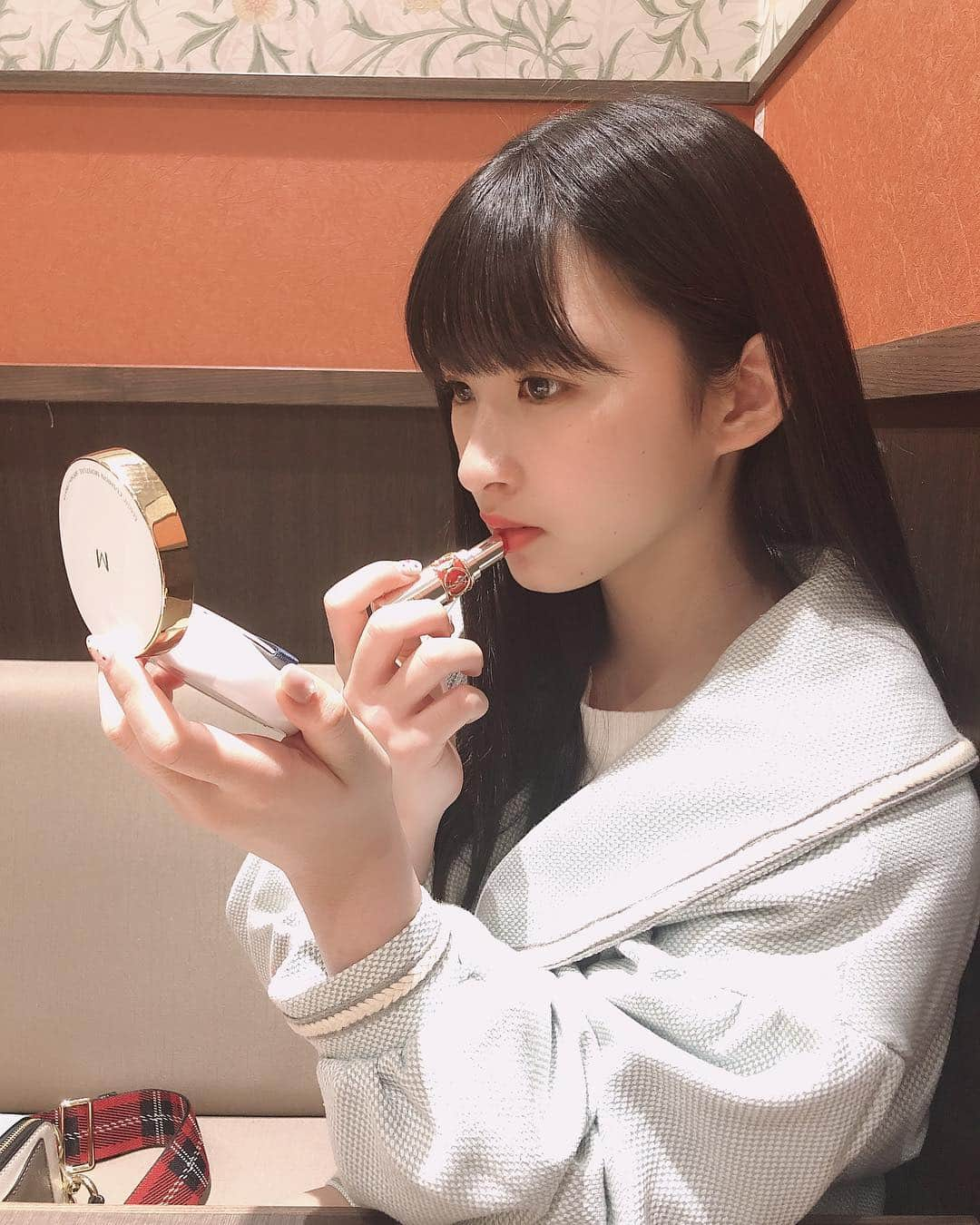 松本日向さんのインスタグラム写真 - (松本日向Instagram)「💄→💄→👁 #彼女がメイク直ししてるよ 中学生の時に、教室でリップを塗ったら担任の先生から怒られた記憶がよみがえった(;＿;) お化粧部屋で塗らなくてこんな所で塗ってごめんなさい(;＿;) #彼女 #彼氏目線 #メイク直し #メイク #リップ」3月18日 20時30分 - matsumoto_hinata