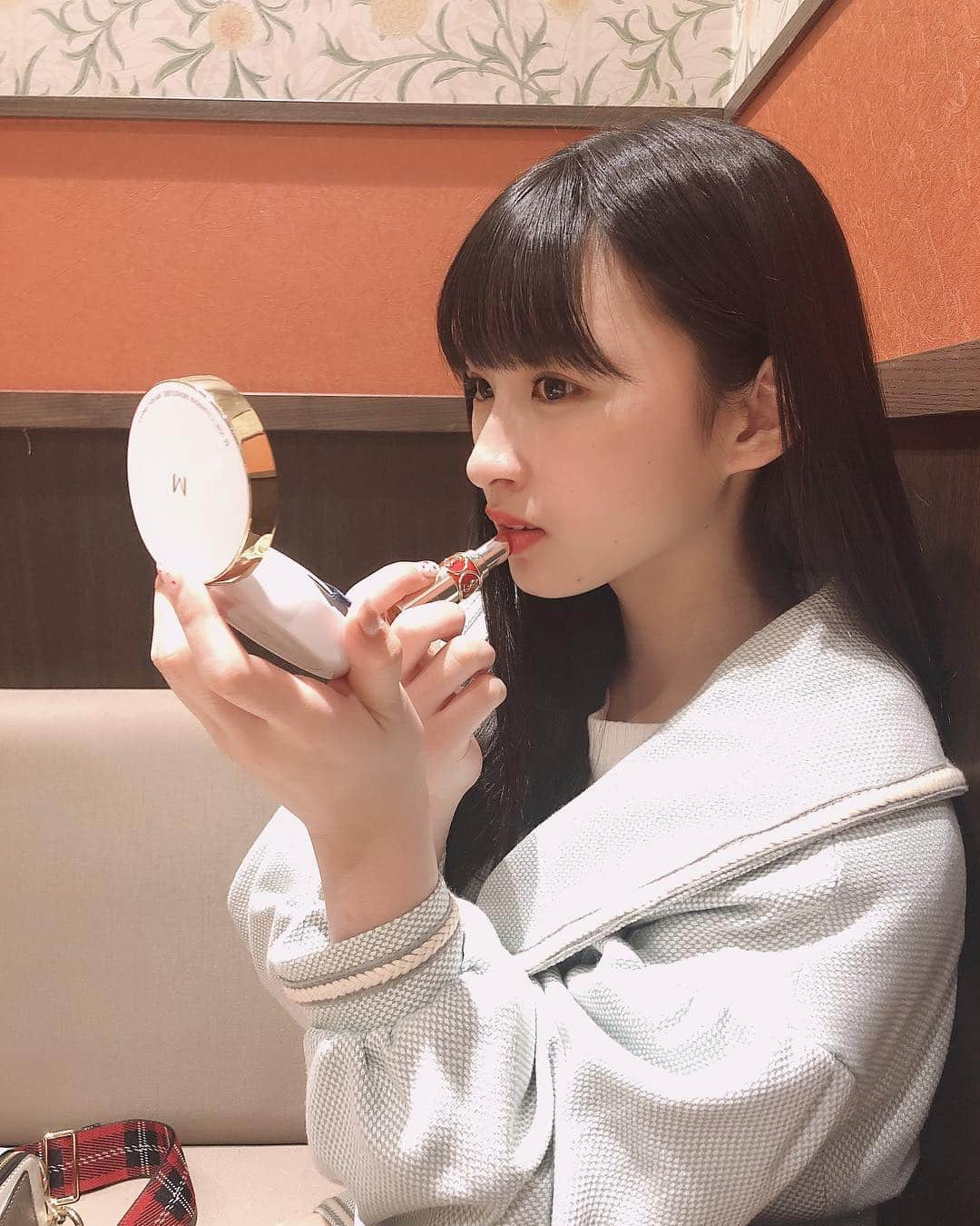 松本日向さんのインスタグラム写真 - (松本日向Instagram)「💄→💄→👁 #彼女がメイク直ししてるよ 中学生の時に、教室でリップを塗ったら担任の先生から怒られた記憶がよみがえった(;＿;) お化粧部屋で塗らなくてこんな所で塗ってごめんなさい(;＿;) #彼女 #彼氏目線 #メイク直し #メイク #リップ」3月18日 20時30分 - matsumoto_hinata