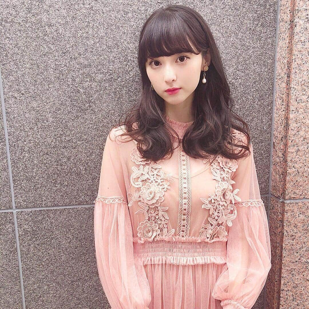 小西恭平さんのインスタグラム写真 - (小西恭平Instagram)「髪色での印象違い✨﻿ ﻿ 赤み系のカラーは肌を白く見せ綺麗に見せてくれます✨﻿ ﻿ 明るめのグレージュカラーは透明感とやわらかさを引き立たせてくれます✨﻿ ﻿ ダークトーンのカラーは退色を防ぎ、落ち着いた大人な印象に✨﻿ ﻿ 一人一人に合わせたカラー配合ならお任せください😊﻿ ﻿ のうみさん国家試験おめでとう祝㊗️﻿ 来年からドクターのうみなになります👩‍⚕️﻿ ﻿ #オブヘア#オブコスメディックス#美容室#ハイライト#原宿#サロンモデル#ミディアム#美容師#グラデーションカラー#fashion #ヘア#アレンジ#ヘアアレンジ#make#zara#ロング#hair#グレージュ#ヘアスタイル#スタイリング#髪型 #メイク#シースルーバング#表参道#ショート#似合わせカット#渋谷#hairstyle#コニタンカット」3月18日 20時33分 - kyohei_konishi