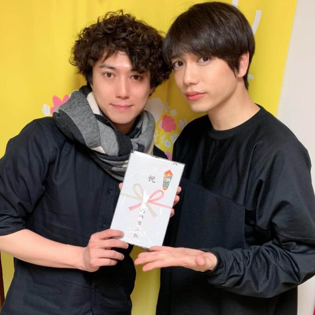 山崎育三郎さんのインスタグラム写真 - (山崎育三郎Instagram)「演出家、藤田俊太郎さん、ガストのCMで共演中の森絵梨佳さんがいらっしゃいました。  楽しんで頂けて良かった！  藤田さんはいつかご一緒させて頂きたい素晴らしい演出家のお一人です。  嬉しいお言葉も頂きました＾＾ 明日はマチソワ。  がんばりまーす！  #ミュージカル #プリシラ」3月18日 20時43分 - ikusaburo_yamazaki