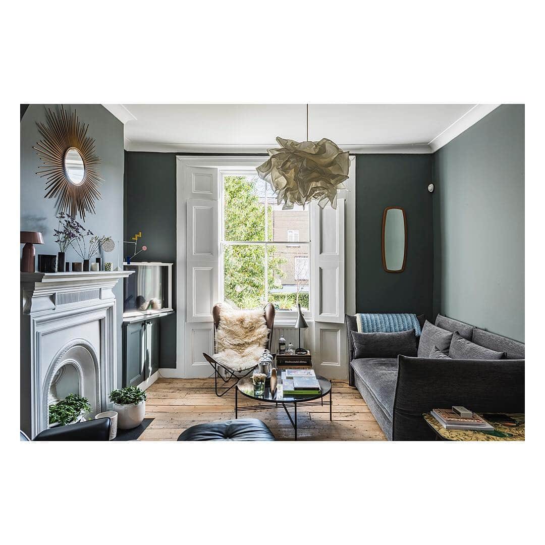 The Modern Houseさんのインスタグラム写真 - (The Modern HouseInstagram)「Bold Moves: a boldly decorated home in De Beauvoir Town. Link in our bio to view the sale particulars for Ufton Road.  #debeauvoir #interiors #themodernhouse」3月18日 20時36分 - themodernhouse
