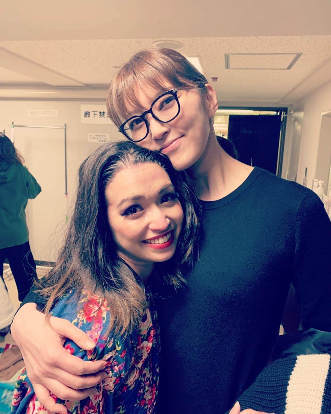 のインスタグラム：「それからね、あすかちゃんも先日！！実は観に来てくれたんです😍 #笑う男 お稽古真っ只中で忙しいのにーー！！本当にありがとう！ #日生劇場 プリシラの次は笑う男だよ！  #朝夏まなと #プリシラ #ご来場 #何故か泣き始めるダンドイ #嬉しかったから #がしかし #お鼻真っ赤 #どんなに加工しても #やはりお鼻は真っ赤 #まぁいいか #羽二重のあとが #髪の毛ぐしゃぐしゃ  #priscillaqueenofthedesert #priscilla #musical #tokyo #takarazuka #thankyou」