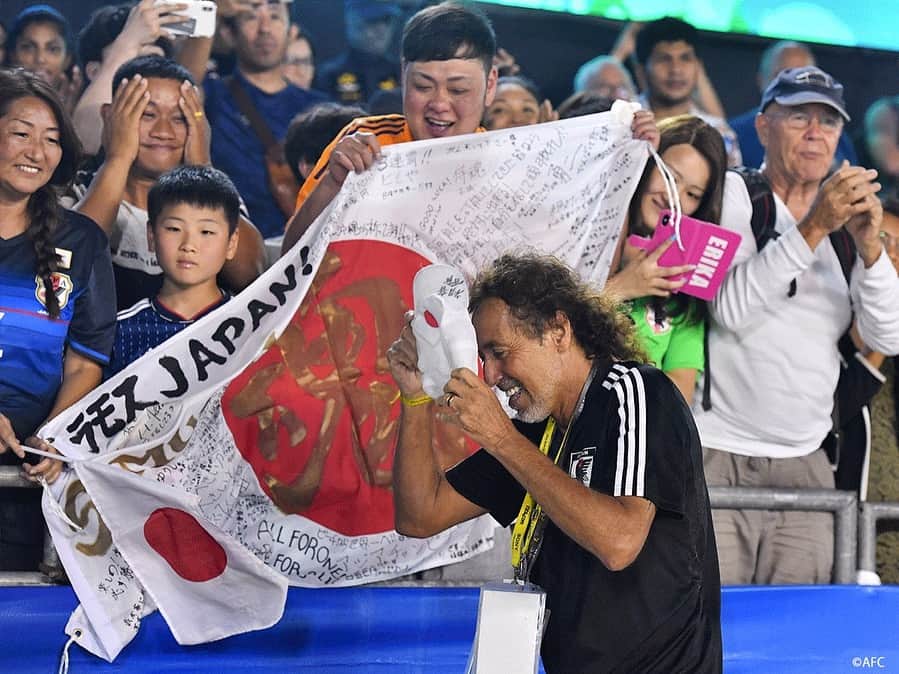 日本サッカー協会さんのインスタグラム写真 - (日本サッカー協会Instagram)「【📸Match Photo②】 3月17日(日) 、#ビーチサッカー日本代表は、  AFCビーチサッカー選手権タイ2019決勝でUAEと対戦。互いをリスペクトし合う両者の対戦は延長にもつれこむ接戦となりましたが、延長戦でも決着がつかず、その後のPK戦で日本が勝利。8年ぶりにアジアチャンピオンに返り咲きました。 ・ 優勝した日本は、11月に開催されるFIFAビーチサッカーワールドカップに出場します。また、今大会では、キャプテンの茂怜羅選手が9得点をマークし得点王に、さらに大会MVPにも輝くダブル受賞となりました。 ・  AFCビーチサッカー選手権タイ2019 決勝 ビーチサッカー日本代表🇯🇵2-2(PK:3-1)🇦🇪ビーチサッカーUAE代表 ・ 6分 小牧　正幸 15分 茂怜羅　オズ ・ GK 1 #照喜名辰吾 12 #宜野座寛也 FP 2 #赤熊卓弥 3 #飯野智之 4 #松田康佑 5 #田畑輝樹 6 #松尾那緒弥  7 #大場崇晃 8 #小牧正幸 9 #山内悠誠 10 #茂怜羅オズ 11 #奥山正憲 監督 #ラモス瑠偉 #daihyo ・ ―――――――――――――――――― 🏆AFCビーチサッカー選手権タイ2019🏆 グループステージ 3月8日 8-1 クウェート🇰🇼 3月10日 7-1 カタール🇶🇦 3月12日 6-2 バーレーン🇧🇭 準々決勝 3月14日 3-2 vs イラン🇮🇷 準決勝 3月15日 6-0 パレスチナ🇵🇸 決勝 3月17日 2-2(PK:3-1)  UAE🇦🇪 👉大会情報は、JFA.jpへ ――――――――――――――――――」3月18日 20時37分 - japanfootballassociation