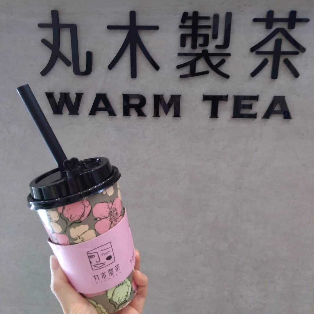 のインスタグラム：「たぴる♡♡♡ ・  塩チーズクリームティー♡♡♡ 茶色いもちもちのタピオカがたーっぷり！！ タピオカ久しぶりだわ。 ・  hotにしたけど割とぬるめなので、あるか分からないけどextra hotにすればよかったなぁ笑  そして韓国人さんのお店で割と聞き取りにくいです笑 ・ ・ ・  #丸木製茶  #タピオカミルクティー  #たぴる #タピ活 #チーズティー  #代々木 #代々木カフェ  #カフェ巡り #cheesetea #tapioka  #cafe #ストロー鼻にぶつかる笑」