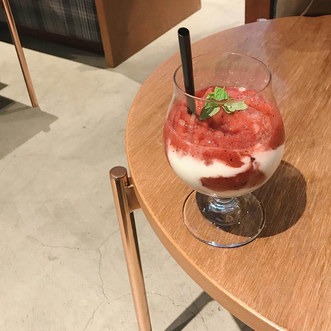 mina hinokuchiのインスタグラム：「. 昨日の新作のインスタLIVE見てくださった方ありがとうございます🌸 2.3週間に1回ほど〈日曜日21:00〜〉で#salonbychico_yokohama のSTAFFとインスタLIVEする予定なので、お時間合う方ぜひcheckしてください♪♪ (毎回アーカイブとIGTVに残そうと思ってます) . この春夏も可愛いお洋服が沢山で毎日楽しいな〜☀︎ 3月も新作少しまた入ってくるのでぜひお店でお待ちしてます♡♡ . 写真はちょっと前に大好きな友達と行ったHOTEL koeのベリースムージー&ヨーグルト🍓🥛 周りで頑張ってる友達の話はとても刺激になる🌿 いつもありがとう〜♡ . #mina_カフェ #hotelkoe #hotelkoetokyo #スムージー #東京 #渋谷カフェ」