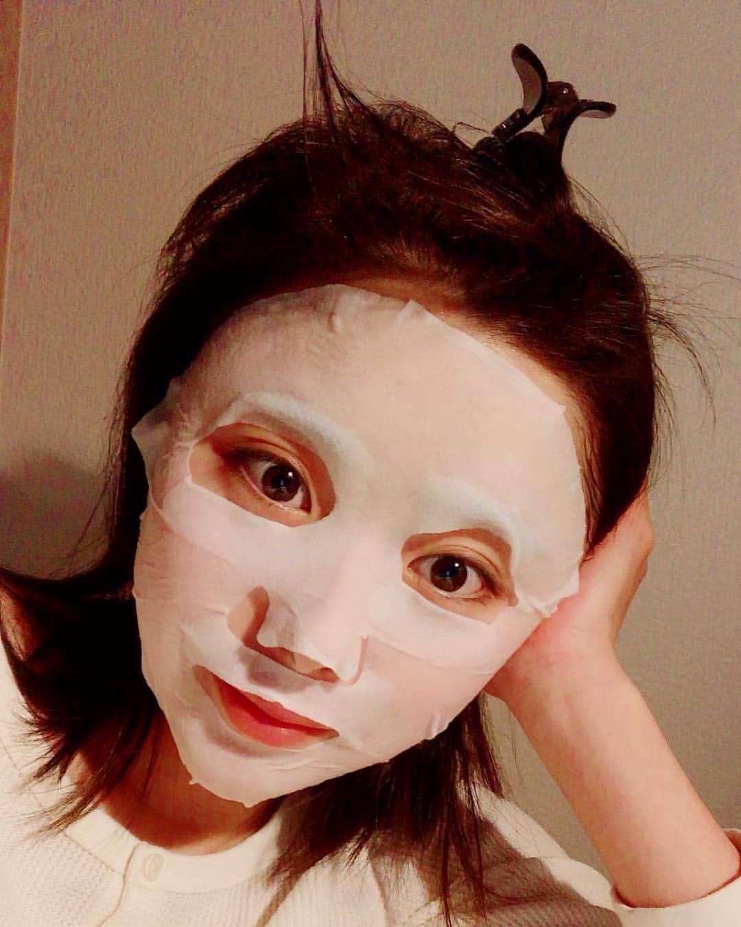 のインスタグラム：「. . 最近日差しが強いので🌞 夜はパック🍋 . . #肌ケア #潤いを」