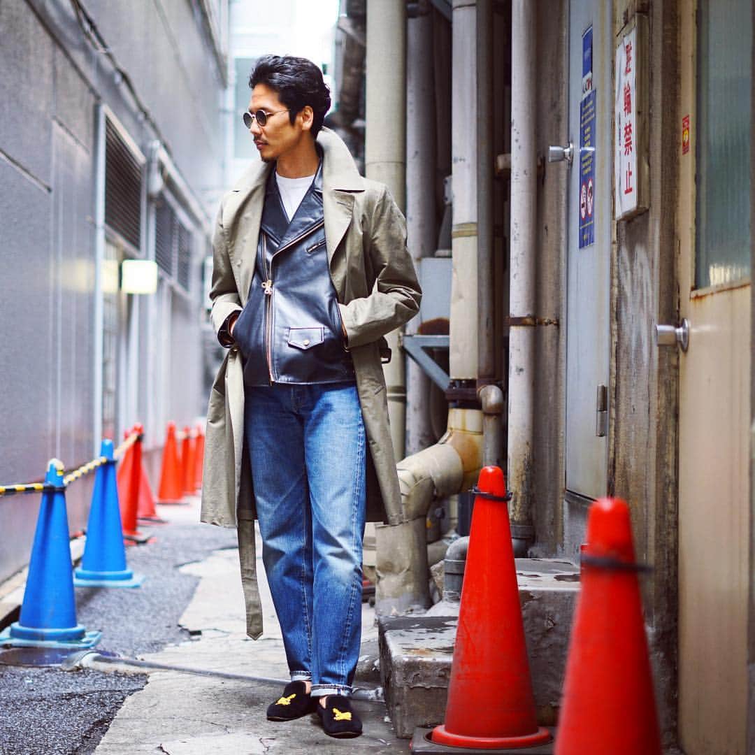 のインスタグラム：「"in the alley" ・ ・ Ph. @oshima_snap ・ Tap for Brands ・ #beamsf #sealup #cinquanta #levis #crockettandjones #menswear #mensstyle #mensstreetstyle #dapper #dappermen #gentleman #vintage #vintagestyle #vintagewear #mensfashion #mensclothing #ootd #outfit」