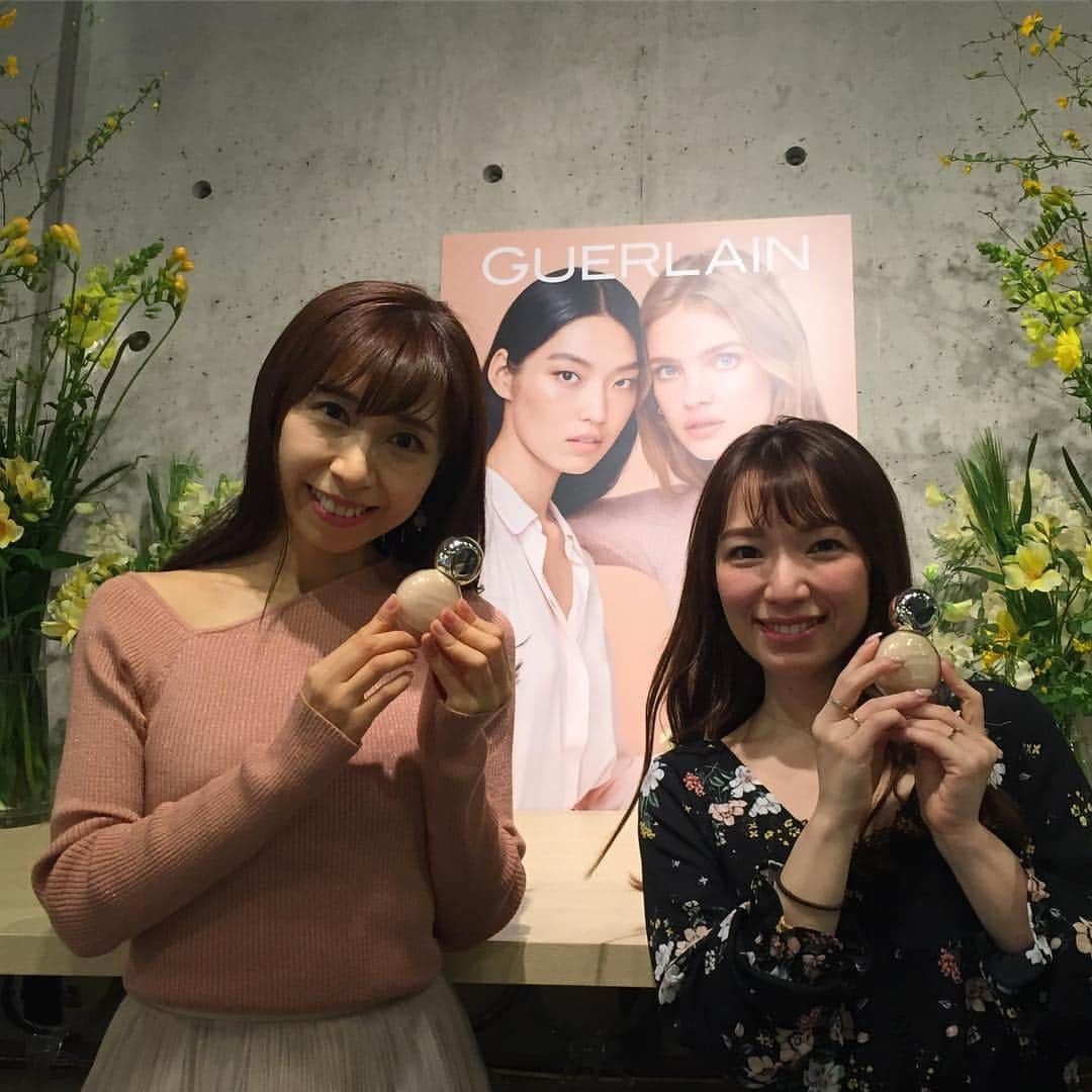 美的 Biteki's official Instagram! さんのインスタグラム写真 - (美的 Biteki's official Instagram! Instagram)「“美的Cafe with ゲラン”、続いてのプログラムは、人気ヘアメイクアップアーティストのpaku☆chanさんと人気モデルの辻元 舞さんが登壇し、ゲランの話題のファンデーション #レソンシエル を使ったメイクのデモンストレーション！  竹炭を含む合成繊維で清潔を保つ専用ブラシを使い、上品なツヤ肌を瞬時に作り出すプロならではの手技と完璧な仕上がりに、参加者の皆さんも熱心に見入っていました✨  その後、各自メイクアップ体験をして、コロンとした丸みがキュートなパッケージボトルの撮影を楽しんだ参加者の皆さん。 大盛況の内に幕を閉じたイベントの様子や商品の詳細は、後日美的.comにて公開するイベントレポートにてご紹介。ぜひチェックしてくださいね！  レソンシエル 30ml SPF20/PA +++ 全10色 各¥7,000（税抜） レソンシエル ブラシ 新1種 ¥6,200（税抜）  #ゲラン #Guerlain #レソンシエル #肌フローファンデ #美的カフェ #美的 #miCafeto @guerlainjp」3月18日 20時41分 - bitekicom