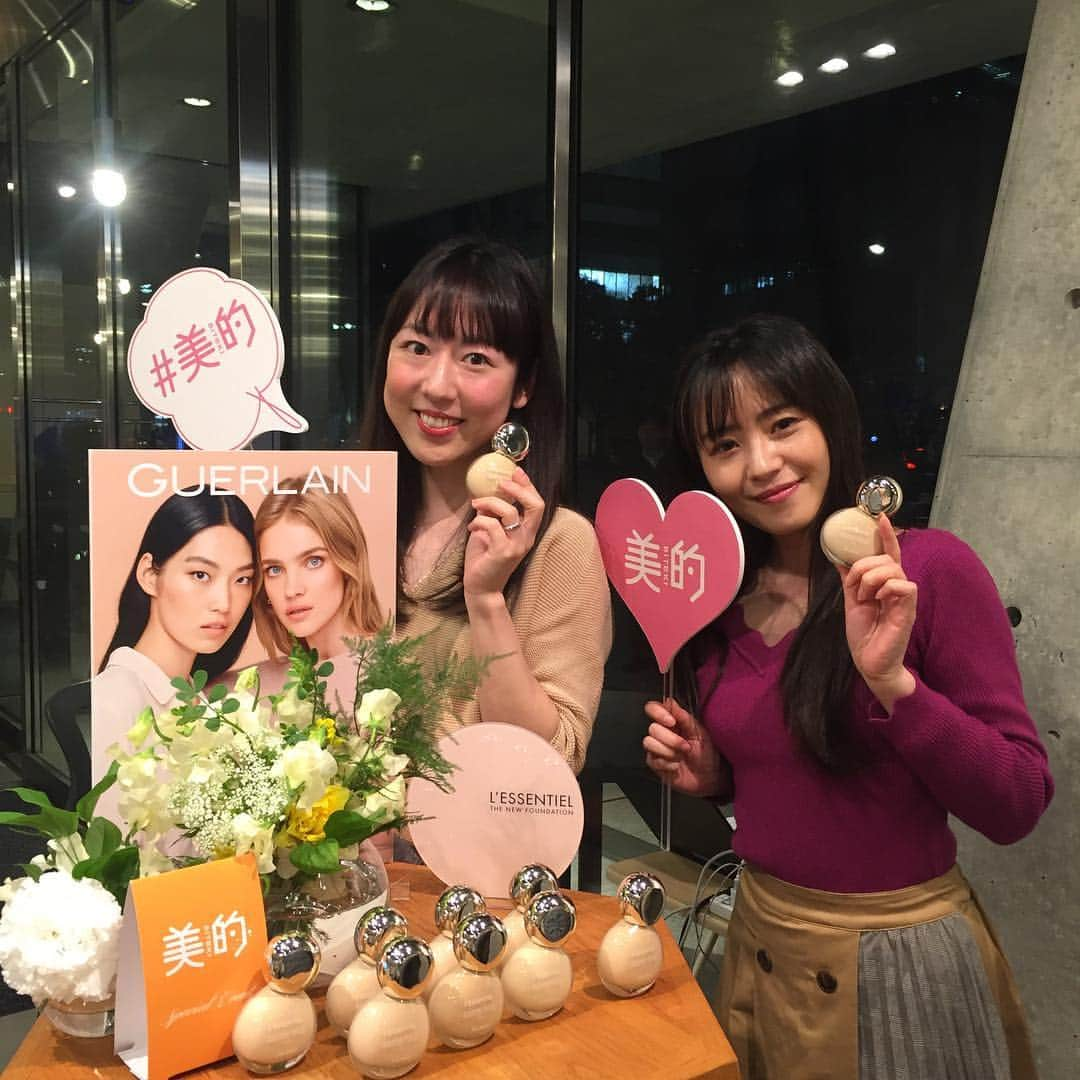 美的 Biteki's official Instagram! さんのインスタグラム写真 - (美的 Biteki's official Instagram! Instagram)「“美的Cafe with ゲラン”、続いてのプログラムは、人気ヘアメイクアップアーティストのpaku☆chanさんと人気モデルの辻元 舞さんが登壇し、ゲランの話題のファンデーション #レソンシエル を使ったメイクのデモンストレーション！  竹炭を含む合成繊維で清潔を保つ専用ブラシを使い、上品なツヤ肌を瞬時に作り出すプロならではの手技と完璧な仕上がりに、参加者の皆さんも熱心に見入っていました✨  その後、各自メイクアップ体験をして、コロンとした丸みがキュートなパッケージボトルの撮影を楽しんだ参加者の皆さん。 大盛況の内に幕を閉じたイベントの様子や商品の詳細は、後日美的.comにて公開するイベントレポートにてご紹介。ぜひチェックしてくださいね！  レソンシエル 30ml SPF20/PA +++ 全10色 各¥7,000（税抜） レソンシエル ブラシ 新1種 ¥6,200（税抜）  #ゲラン #Guerlain #レソンシエル #肌フローファンデ #美的カフェ #美的 #miCafeto @guerlainjp」3月18日 20時41分 - bitekicom