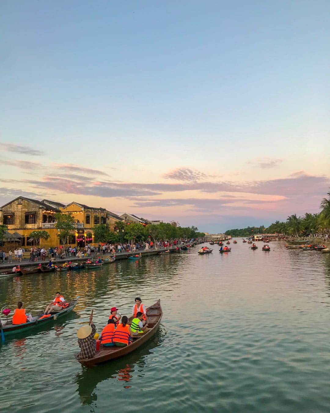 吉田夏海さんのインスタグラム写真 - (吉田夏海Instagram)「📍Vietnam Danang 🇻🇳 . ベトナムへ行った時の写真が出てきたので載せよう✌️ . ホイアンでアオザイを着て街を散歩した時の写真☺️🧡 . 夕方になると夕焼けが川に写ってとても素敵だったなぁ✨✨✨ . 街並みもきれいでご飯も美味しくてまた行きたいなぁ🥰💭 . @mytrip_stw  #mytrip #Vietnam #danang #hoian #ベトナム #ダナン #アオザイ #ホイアン」3月18日 20時41分 - natsumiiiiiiiiiii