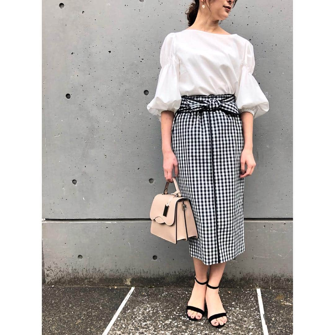 TIARAさんのインスタグラム写真 - (TIARAInstagram)「＊ギンガムチェックシリーズ入荷＊ 春を感じるギンガムチェックシリーズが店頭入荷しています♪ ・ blouse ¥16000＋tax 女性らしさがありながらも、シャープな衿元で、着やすいブラウス。 袖のギャザーはゴムとシャーリングで着心地も◎ パンツでカッコ良く、スカートで女性らしく、#着回し抜群 のブラウスです。 ・ dress ¥25000＋tax ワンピースはシンプル。トップスとボトムスとのボリュームのコントラストがポイント。スッキリと締め過ぎないウエストにはベルトも合います♪ 一枚で雰囲気のあるコーディネートに。 カーデやジャケットも羽織りやすい、シンプルなトップス部分で、今から夏まで活躍できます。 ・ skirt ¥19000＋tax 着慣れた、形のタイトスカートも春らしい柄で、イメージチェンジに🌸 オフィスでも着られる丈で、きちんと感もありながら、華やかさも。 ・ 全て、無地の色展開もございます🌷 是非、店頭でご覧下さい。 ・ お問い合わせいただいておりますが、webでの発売はもう少しお時間頂きます💦 申し訳ございません！ ・ ・ ・ #tiaramelrose #ギンガムチェック #ギンガムチェックブラウス #ギンガムチェックワンピース #ギンガムチェックスカート #大人可愛いコーデ #大人女子コーデ #ギンガムチェックコーデ #きちんとコーデ #お出かけスタイル #お仕事スタイル #ブラウスコーデ #ワンピース👗 #チェックワンピ #春新作 #新作入荷 #着回しコーディネート #」3月18日 20時45分 - tiara_melrose