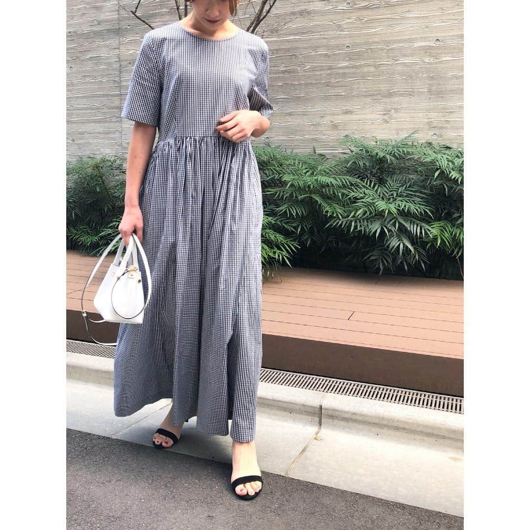 TIARAさんのインスタグラム写真 - (TIARAInstagram)「＊ギンガムチェックシリーズ入荷＊ 春を感じるギンガムチェックシリーズが店頭入荷しています♪ ・ blouse ¥16000＋tax 女性らしさがありながらも、シャープな衿元で、着やすいブラウス。 袖のギャザーはゴムとシャーリングで着心地も◎ パンツでカッコ良く、スカートで女性らしく、#着回し抜群 のブラウスです。 ・ dress ¥25000＋tax ワンピースはシンプル。トップスとボトムスとのボリュームのコントラストがポイント。スッキリと締め過ぎないウエストにはベルトも合います♪ 一枚で雰囲気のあるコーディネートに。 カーデやジャケットも羽織りやすい、シンプルなトップス部分で、今から夏まで活躍できます。 ・ skirt ¥19000＋tax 着慣れた、形のタイトスカートも春らしい柄で、イメージチェンジに🌸 オフィスでも着られる丈で、きちんと感もありながら、華やかさも。 ・ 全て、無地の色展開もございます🌷 是非、店頭でご覧下さい。 ・ お問い合わせいただいておりますが、webでの発売はもう少しお時間頂きます💦 申し訳ございません！ ・ ・ ・ #tiaramelrose #ギンガムチェック #ギンガムチェックブラウス #ギンガムチェックワンピース #ギンガムチェックスカート #大人可愛いコーデ #大人女子コーデ #ギンガムチェックコーデ #きちんとコーデ #お出かけスタイル #お仕事スタイル #ブラウスコーデ #ワンピース👗 #チェックワンピ #春新作 #新作入荷 #着回しコーディネート #」3月18日 20時45分 - tiara_melrose