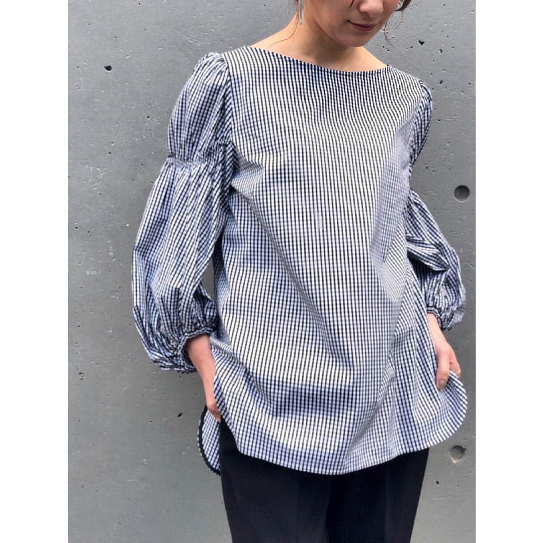 のインスタグラム：「＊ギンガムチェックシリーズ入荷＊ 春を感じるギンガムチェックシリーズが店頭入荷しています♪ ・ blouse ¥16000＋tax 女性らしさがありながらも、シャープな衿元で、着やすいブラウス。 袖のギャザーはゴムとシャーリングで着心地も◎ パンツでカッコ良く、スカートで女性らしく、#着回し抜群 のブラウスです。 ・ dress ¥25000＋tax ワンピースはシンプル。トップスとボトムスとのボリュームのコントラストがポイント。スッキリと締め過ぎないウエストにはベルトも合います♪ 一枚で雰囲気のあるコーディネートに。 カーデやジャケットも羽織りやすい、シンプルなトップス部分で、今から夏まで活躍できます。 ・ skirt ¥19000＋tax 着慣れた、形のタイトスカートも春らしい柄で、イメージチェンジに🌸 オフィスでも着られる丈で、きちんと感もありながら、華やかさも。 ・ 全て、無地の色展開もございます🌷 是非、店頭でご覧下さい。 ・ お問い合わせいただいておりますが、webでの発売はもう少しお時間頂きます💦 申し訳ございません！ ・ ・ ・ #tiaramelrose #ギンガムチェック #ギンガムチェックブラウス #ギンガムチェックワンピース #ギンガムチェックスカート #大人可愛いコーデ #大人女子コーデ #ギンガムチェックコーデ #きちんとコーデ #お出かけスタイル #お仕事スタイル #ブラウスコーデ #ワンピース👗 #チェックワンピ #春新作 #新作入荷 #着回しコーディネート #」