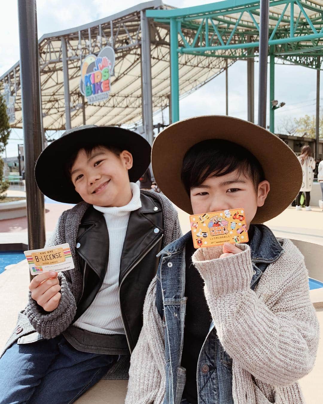 misatoさんのインスタグラム写真 - (misatoInstagram)「¨̮♡︎ 鈴鹿サーキット モートピアさんの “モートピアママ部”にお声がけ頂き、 新しいアトラクションを 一足先に体験してきました🏎💨 . キッズバイクを体験した長男☺︎ ヘルメットをかぶって不安そう‼︎⛑ 最初は上手く運転できず 道を外れたり、止まってしまったり…💦 “難しいよーーー‼︎” と言いながらもスタッフのお姉さんに手伝ってもらって 何とか運転することが出来ました🙌✨ . 次男はまだ自転車に完全に乗れないので 小さい子も乗れるピンキーバイク☺︎🎶 色々な職業の車があって 次男が選んだのは警察官👮‍♂️ 帽子もかぶってキリッと凛々しい顔で運転😂💜 . 体験後にライセンスカードをもらって 嬉しそうだったなー♡ ２人とも初めての体験に ドキドキとワクワクがいっぱいだったようです👦🏽👦🏽💕 . . この1年間、モートピアの魅力を 丸顔兄弟と一緒に伝えていきます☺︎🎶 よろしくお願いします🐻💜 . . #鈴鹿サーキット#できたがいっぱい#我が子が成長中#失敗できるゆうえんち#モートピアママ部#丸顔の休日#丸顔兄弟#遊園地#お出かけ#三重県#鈴鹿#子連れ#旅行#PR」3月18日 20時45分 - leialoha319