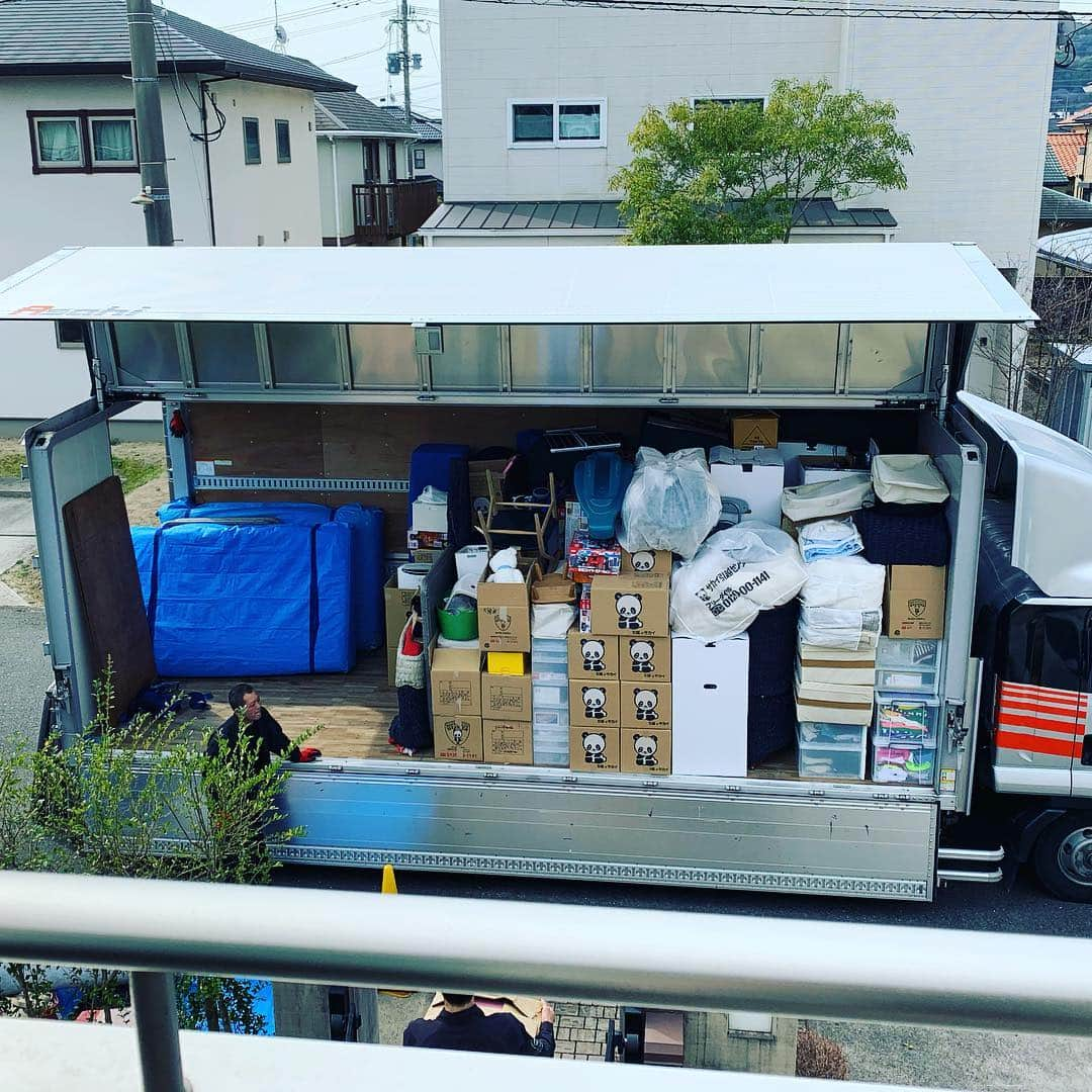 赤星拓さんのインスタグラム写真 - (赤星拓Instagram)「引越し 12年住んだ鳥栖の街から、生まれ育った福岡の街に引越し。 寂しい様な、少し残念な様な、次の使命への期待感や不安など、様々な思いを感じる間もないままバタバタと新居へ荷物搬入を終え、風呂上がりにそんな思いをしみじみ感じたりしてます^_^ #バイバイ鳥栖 #またいつか #ただいま福岡 #よろしくね #家族もそれぞれ出会いと別れ #様々な思いもあったかと思います #きっと成長していってくれてると思います #良くして頂いた皆様 #本当にありがとうございました #お世話になりました #明日は荷解き #頑張ります」3月18日 20時53分 - akahoshi.taku_1