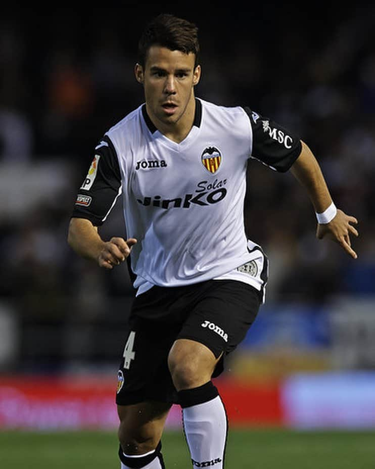 ファン・ベルナトさんのインスタグラム写真 - (ファン・ベルナトInstagram)「Felicidades por los 100 años de historia @valenciacf!!❤️」3月18日 20時56分 - juanbernat