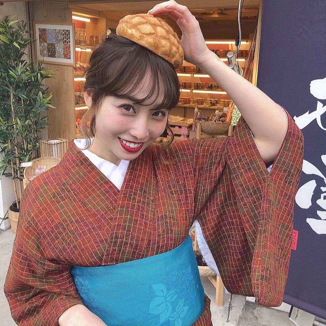 よねいはるかさんのインスタグラム写真 - (よねいはるかInstagram)「妹が大好きなメロンパン。ここのメロンパンはサクサクでめっちゃ美味しかった。頭に載せてるのは被り物🍈❤️ #浅草」3月18日 20時56分 - rabbit____2