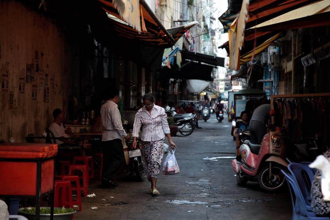 Shunsuke Miyatakeのインスタグラム：「Sunday Backstreet, Phnom Penh, Cambodia.」