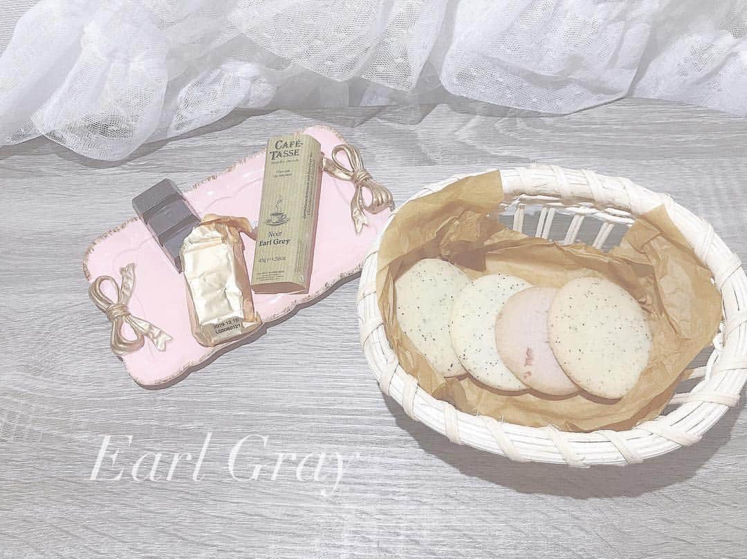 のインスタグラム：「アールグレイ☕︎ ・ ・ なんか外国の商品がたくさん売ってるお店で買った、 アールグレイのチョコレート ステラおばさんのクッキーの アールグレイ味（おまけに見た目が可愛いかったピンクのクッキーを添えて）  私本当にアールグレイが大好きなんです…！ そろそろお仕事来ないかな＾＾ #アールグレイ #アールグレイ民 #絶対流行ると思う #チョコレート #ステラおばさんのクッキー #EarlGray」