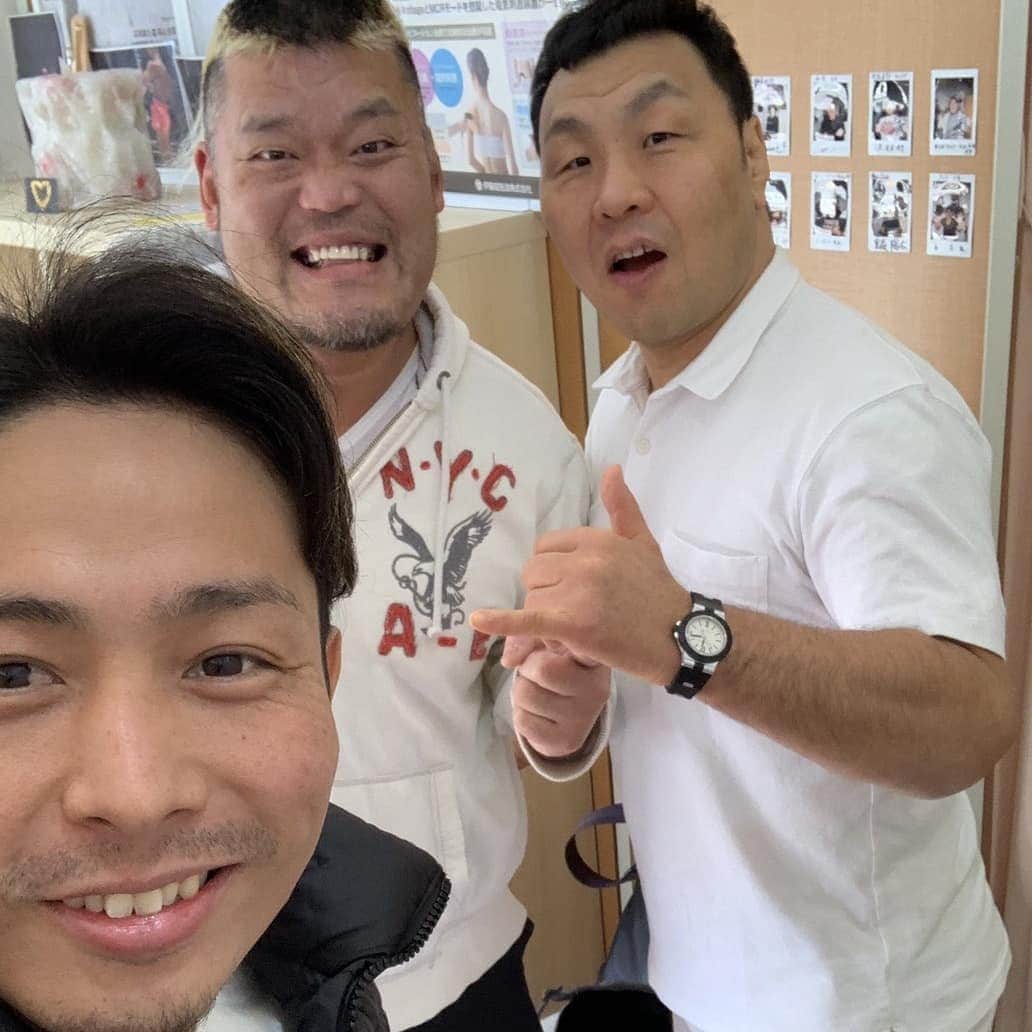 金原弘光のインスタグラム：「かねはら整骨院、いつもスポーツ選手が体のメンテナンスに来てます✨ ありがたいな～⤴⤴⤴ http://kanehara-seikotsuin.com #用賀　#整体　# 整骨院　#治癒　 #腰痛 #エンセン井上  #セラ #天山広吉 　#大岩龍矢 #杉浦貴 #金原弘光」