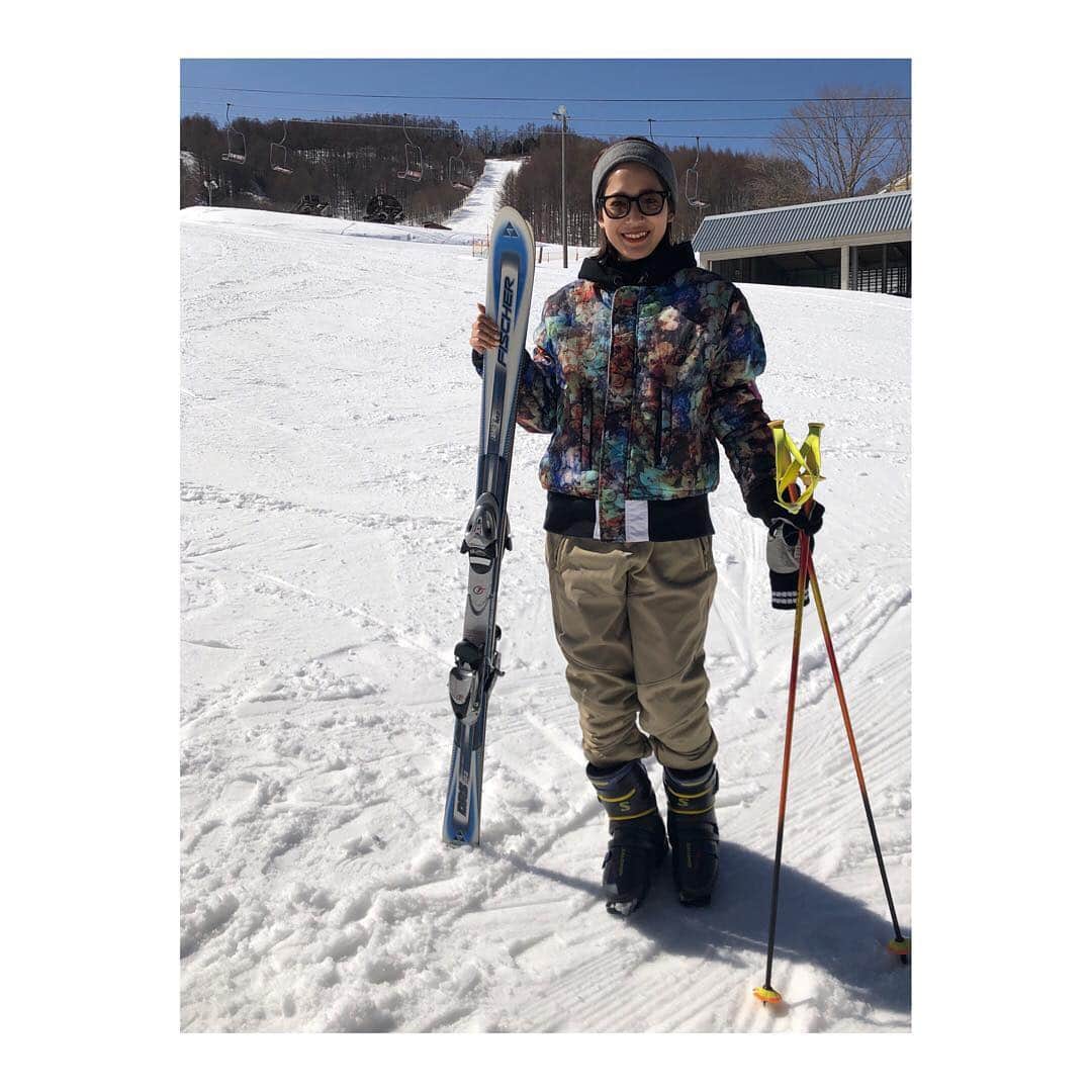吉田明世さんのインスタグラム写真 - (吉田明世Instagram)「📣2枚目3枚目音量注意です 実家のみんなで長野に来ました。 とっても久しぶりのスキー⛷ 長野でのスキーは リフトから滑って落下したり スノーボーダーに激突されて目の下が真っ青なアザになったり… たくさん思い出があります。 この歳になって 家族みんなでまたスキーができるとは思いませんでした🎿 スノーボード🏂にも何度も挑戦しましたが、やっぱりスキー派です🤲 #スキー #長野 #春スキー #暖かくて最高でした #スキーウェアは #兄のものを借りたら #バブル期の人にみたいになりました #娘は初めて雪を触りました☃️」3月18日 21時07分 - akiyo0414