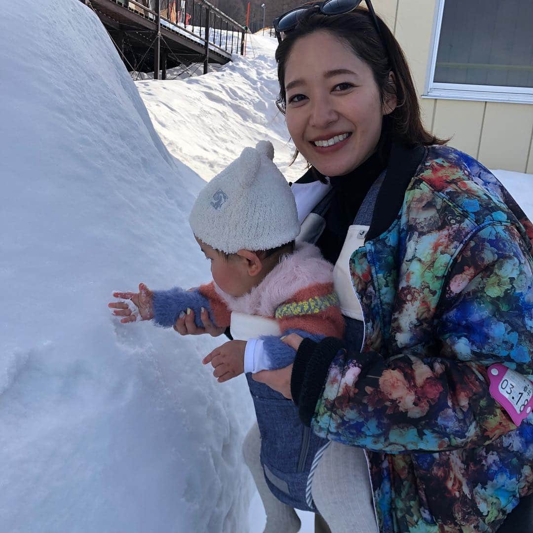 吉田明世さんのインスタグラム写真 - (吉田明世Instagram)「📣2枚目3枚目音量注意です 実家のみんなで長野に来ました。 とっても久しぶりのスキー⛷ 長野でのスキーは リフトから滑って落下したり スノーボーダーに激突されて目の下が真っ青なアザになったり… たくさん思い出があります。 この歳になって 家族みんなでまたスキーができるとは思いませんでした🎿 スノーボード🏂にも何度も挑戦しましたが、やっぱりスキー派です🤲 #スキー #長野 #春スキー #暖かくて最高でした #スキーウェアは #兄のものを借りたら #バブル期の人にみたいになりました #娘は初めて雪を触りました☃️」3月18日 21時07分 - akiyo0414