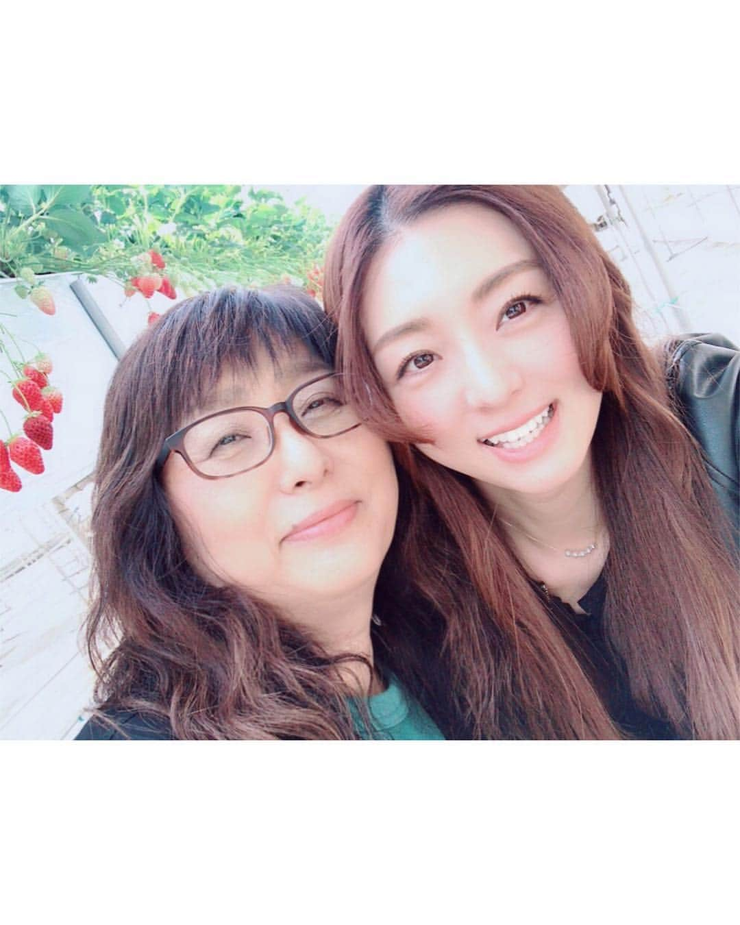 祥子さんのインスタグラム写真 - (祥子Instagram)「🍓 母が東京に遊びに来てくれました🥰 いちごの季節なのでいちご狩りへ！ ビニールハウスの中はいちごの甘〜い香りが充満💓 美味しいいちごを2人でお腹いっぱい食べたよ😋 マザコンの私は母と過ごす時間が至福の時間🐶💖 今回もありがとね♡お母さん☺️❤️ #いちご狩り #いちご #strawberry #春 #spring #果物狩り #高設栽培 #かわいい #甘い #美味しい #母 #大好き #感謝」3月18日 21時14分 - sho_ko.0413