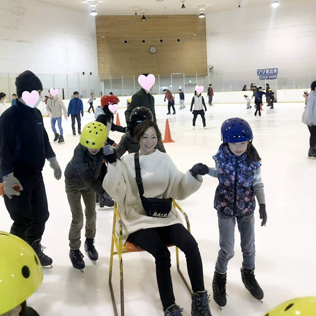 佐藤純さんのインスタグラム写真 - (佐藤純Instagram)「日曜日は、お友達とスケートへ⛸️ スケートに行く前は、｢オレ滑れないから行きたくないな～😒｣と言ってた平羅。。。 ちょっと滑れるようになったら、楽しくてずっと滑ってた😊  できるようになる！って自信にもなるし、何より本人嬉しそう‼️ 帰りは、｢またスケート行きたい💕｣って😁  よかった😊よかった😊  そぉ思ってくれることが何よりだ。  #スケート #アイススケート #親子 #兄妹 #ママ友 #ママ#ママモデル#モデル #mama #mamamodel #model」3月18日 21時15分 - junsatoidea