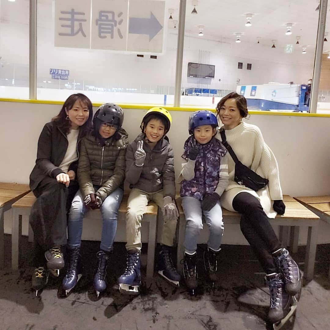 佐藤純さんのインスタグラム写真 - (佐藤純Instagram)「日曜日は、お友達とスケートへ⛸️ スケートに行く前は、｢オレ滑れないから行きたくないな～😒｣と言ってた平羅。。。 ちょっと滑れるようになったら、楽しくてずっと滑ってた😊  できるようになる！って自信にもなるし、何より本人嬉しそう‼️ 帰りは、｢またスケート行きたい💕｣って😁  よかった😊よかった😊  そぉ思ってくれることが何よりだ。  #スケート #アイススケート #親子 #兄妹 #ママ友 #ママ#ママモデル#モデル #mama #mamamodel #model」3月18日 21時15分 - junsatoidea