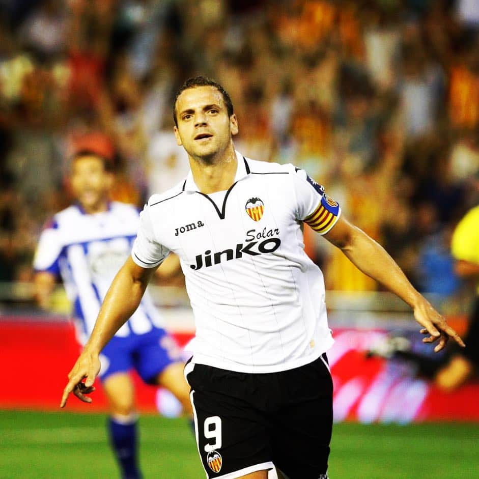 ロベルト・ソルダードのインスタグラム：「Felicidades @valenciacf por tus 100 años de historia. Ha sido un sueño poder ser parte de este gran club, que le respalda un sentimiento muy especial toda su afición y toda la gente que ha podido vestir esa camiseta. AMUNT VALENCIA !! 🎂」