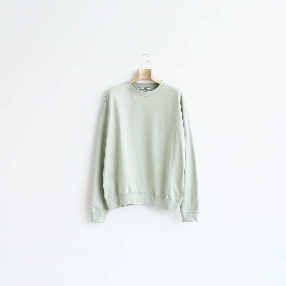 のインスタグラム：「【AURALEE】 - 2019  Spring&Summer - ﻿﻿ 滑らかな肌触りと光沢がある上品な、ビッグシルエットのロングスリーブスウェット。﻿ ロングスリーブTEEとスウェットの間ぐらいの生地感で、シーズン問わず使用できるアイテムです。﻿ ﻿ ﻿ ﻿ 【AURALEE】﻿ コンセプトは「自分たちが思う本当に良い素材を提案する事、その素材を使い、上質な軽さを表現する事」。布帛、ニット、カットソーにわたり、素材作りからデザインと考え、高い技術に裏打ちされた日本屈指の生産背景で作り込んだ素材の個性を十分に活かし、決して気取らず、毎日着る事に適した上質な軽さを感じられる洋服を提案。﻿ ﻿﻿﻿ ﻿﻿ ﻿﻿ ﻿﻿﻿ Sweat shirt :【AURALEE】¥16,000+tax﻿﻿﻿ ﻿﻿﻿ ﻿﻿﻿ ﻿﻿﻿ ﻿﻿ #edifice #auralee #menssweat #sweatshirt #mensfashion #mensstyle #menswear #bigsilhouette #menwithclass #menwithstyle #mensclassic #mensclothing #mensclothes #dapper #dapperman #dapperstyle #エディフィス #オーラリー #2019ss」