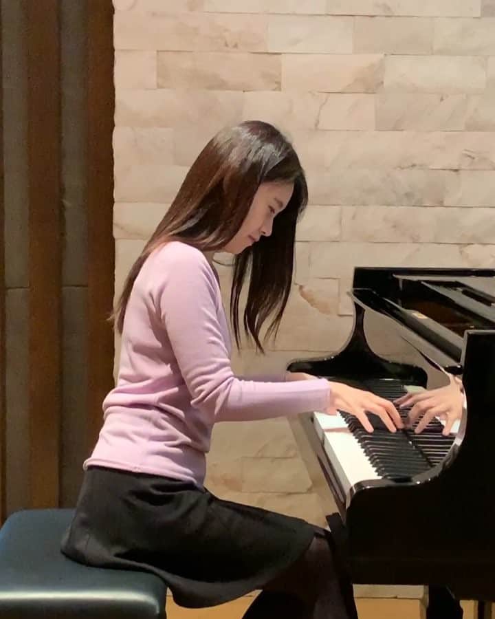 中園理沙のインスタグラム：「"Empty your mind, be formless, shapeless – like water. " Somehow I remembered Bruce Lee's quote while testing out the acoustics 😌This is Chopin's prelude No. 8, by the way! Have a nice day/night 🤗️ 「心を空にするんだ。形をなくすんだ。型をなくすんだ。そう、水のように。」これはブルース・リーの言葉。何故かこの時この言葉が脳裏に浮かんだのでした。私の理想の境地です😌 ・・・ 📕手を故障したことはありますか？もしあった場合、その際の練習はどうしていましたか？お勧めのストレッチがあれば教えて下さい。 私は手の故障はありませんでしたが、こちらに日々の練習で気をつけて欲しい事を挙げてみますね。 1. 練習中は必ず小まめに腕と手を休めて下さい。目安は50分練習＋10分〜15分休憩が1サイクル。 2. 和音やオクターブの連続等、手を大きく開く場所は、特に親指と手首に必要以上の力が入り安いので気をつけて下さい。 3. 手や腕に痛みが走る、"何かがいつもと違う"と感じたら練習を止めて下さい。違和感は身体からの大切なサイン。ここで無理する事は深刻な状態を招くので絶対禁物です。専門医から腱鞘炎と診断された場合は、完治するまで練習は休んで下さいね。休む勇気が未来を守ります。 4. ストレッチは音階とアルペジオをゆっくり弾く事がお勧めです。 ・・・ ※DMは使用していない為、ご質問がある方はコメント欄にお願いします。 ・・・ #pianist #piano #chopin #pianolove #classicalpianist #music #lisanakazono #中園理沙 #ピアニスト #音楽家」