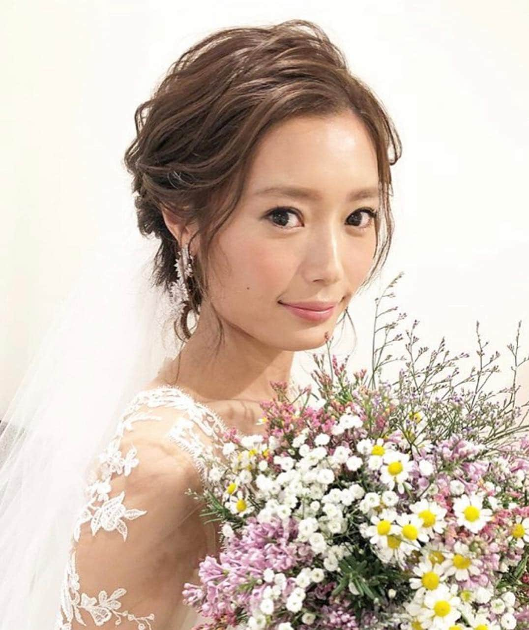 プレ花嫁の結婚式準備アプリ♡ -ウェディングニュースさんのインスタグラム写真 - (プレ花嫁の結婚式準備アプリ♡ -ウェディングニュースInstagram)「華やかでうっとりしちゃう💕素敵なブライダルヘア10選✨ * * * こちらのお写真は #ブライダルヘア メイクアーティスト @ceu0116 さんと、ceuさんのサロン @ceu_wedding さんからリグラムさせていただきました🌟ありがとうございました😊✨ * * * * 多くの花嫁さんの憧れ✨ceu0116さんのおしゃれな #ヘアスタイル 🌼💓 * カバーは #ローポニー 💕 * ゴールドの #ヘッドドレス と #ドレス の色味に合わせた生花のバランスが絶妙でとてもおしゃれですよね😍✨ * #アクセサリー とお花を両方付けるのもアイディアも素敵になるので真似したいですね🌼💕 * どのヘアもとっても素敵なのでぜひスワイプ👉してチェックしてみてくださいね✨ * * * * ＼📷投稿お待ちしています／ * 花嫁はもちろん、業者さんも大歓迎✨ アナタのお写真をご紹介してもOKという方は、ぜひ #ウェディングニュース にお写真を投稿してください💕 * * ⬇︎関連アカウント⬇︎ * 💒式場検索 【 @weddingnews_concierge 】 👰マイレポ花嫁 【 @weddingnews_brides 】 🎉プレゼントキャンペーン 【 @weddingnews_event 】 * * その他、編集部からの連絡専用 @weddingnews_contact や、スタッフ個人の連絡用として @WN_xxxx（xxxは個人名）があります💕 * ………………………………………… ❤️WeddingNewsとは？ * * 花嫁のリアルな”声”から生まれた 花嫁支持率No1✨スマホアプリです📱💕 * * 🌸知りたい… #結婚式準備 に役立つ記事を毎日150件配信中♩ * 🌸見たい… インスタの #ウェディング 系投稿TOP100が毎日チェックできる＊IG画像の複数ワード検索も可♩ * 🌸叶えたい… #結婚式 関連の予約サイトが大集合♩ * 🌸伝えたい… 自分の結婚式レポ『マイレポ』が簡単に作れる♩先輩花嫁のレポが読める♩ * * @weddingnews_editor のURLからDLしてね✨ * * * #プレ花嫁 #結婚  #花嫁  #ウエディング #カラードレス #ウェディングヘア #ヘアアレンジ #和装ヘア #ブライダルアクセサリー #美容室 #ナチュラルウェディング #ヘアメイク #プレ花嫁さんと繋がりたい #ウェディングフォト #お呼ばれヘア #前撮り #2019秋婚 #2019夏婚」3月18日 21時25分 - weddingnews_editor