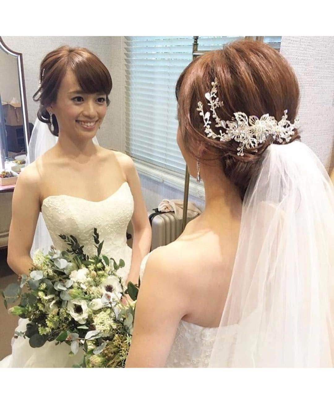 プレ花嫁の結婚式準備アプリ♡ -ウェディングニュースさんのインスタグラム写真 - (プレ花嫁の結婚式準備アプリ♡ -ウェディングニュースInstagram)「華やかでうっとりしちゃう💕素敵なブライダルヘア10選✨ * * * こちらのお写真は #ブライダルヘア メイクアーティスト @ceu0116 さんと、ceuさんのサロン @ceu_wedding さんからリグラムさせていただきました🌟ありがとうございました😊✨ * * * * 多くの花嫁さんの憧れ✨ceu0116さんのおしゃれな #ヘアスタイル 🌼💓 * カバーは #ローポニー 💕 * ゴールドの #ヘッドドレス と #ドレス の色味に合わせた生花のバランスが絶妙でとてもおしゃれですよね😍✨ * #アクセサリー とお花を両方付けるのもアイディアも素敵になるので真似したいですね🌼💕 * どのヘアもとっても素敵なのでぜひスワイプ👉してチェックしてみてくださいね✨ * * * * ＼📷投稿お待ちしています／ * 花嫁はもちろん、業者さんも大歓迎✨ アナタのお写真をご紹介してもOKという方は、ぜひ #ウェディングニュース にお写真を投稿してください💕 * * ⬇︎関連アカウント⬇︎ * 💒式場検索 【 @weddingnews_concierge 】 👰マイレポ花嫁 【 @weddingnews_brides 】 🎉プレゼントキャンペーン 【 @weddingnews_event 】 * * その他、編集部からの連絡専用 @weddingnews_contact や、スタッフ個人の連絡用として @WN_xxxx（xxxは個人名）があります💕 * ………………………………………… ❤️WeddingNewsとは？ * * 花嫁のリアルな”声”から生まれた 花嫁支持率No1✨スマホアプリです📱💕 * * 🌸知りたい… #結婚式準備 に役立つ記事を毎日150件配信中♩ * 🌸見たい… インスタの #ウェディング 系投稿TOP100が毎日チェックできる＊IG画像の複数ワード検索も可♩ * 🌸叶えたい… #結婚式 関連の予約サイトが大集合♩ * 🌸伝えたい… 自分の結婚式レポ『マイレポ』が簡単に作れる♩先輩花嫁のレポが読める♩ * * @weddingnews_editor のURLからDLしてね✨ * * * #プレ花嫁 #結婚  #花嫁  #ウエディング #カラードレス #ウェディングヘア #ヘアアレンジ #和装ヘア #ブライダルアクセサリー #美容室 #ナチュラルウェディング #ヘアメイク #プレ花嫁さんと繋がりたい #ウェディングフォト #お呼ばれヘア #前撮り #2019秋婚 #2019夏婚」3月18日 21時25分 - weddingnews_editor