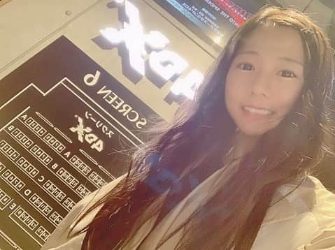 宮内桃子さんのインスタグラム写真 - (宮内桃子Instagram)「少し前に映画を観てきました🎬 しつこ過ぎて書くのやめようと思っていたけど  同じ映画を5度も映画館で🍿 観たことがないのでやっぱり書いておきたい！  4DX上映していることを知らなくて🥺 ギリギリ駆け込み出来ました。  いわゆる普通の上映、IMAX、4DXを観たけど🕶 個人的に断然IMAX。  ファンタジー系の時は🧙‍♀️ 4DX良いなぁと思ったけど  音楽系なのでIMAXが最高🎸 最後にもう一度IMAXで観れるかな  観たいな🥺💭 あ。なんの映画かというと、 ボヘミアンラプソディーです！  #ボヘミアンラプソディー #bohemianrhapsody #queen #オススメ映画 #映画鑑賞 #映画ノート #imax #4dx #ボヘミアンラプソディー4dx #ボヘミアンラプソディーimax #フレディマーキュリー #映画館 #movie」3月18日 21時26分 - bakemonomomo