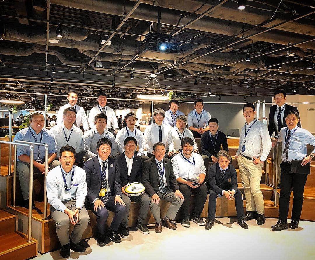 君島良夫のインスタグラム：「NTTコミュニケーションズ本社にて、シャイニングアークス社員選手向けに「アスリートのキャリア構築」をテーマに講演させて頂きました。 自分のこれまでの経験や想いを話しましたが、偉そうに言えることや教えられることなど何一つありません。これからのアスリートの在り方を現役選手と一緒に考えるとても良い時間でした。 そして何より、育ててもらったシャイニングアークスにこのような機会を頂けたことはとても名誉なことです。感無量です。 ありがとうございました。 #ShiningArcs」