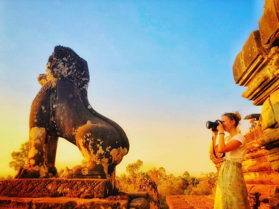 AirAsia (公式) さんのインスタグラム写真 - (AirAsia (公式) Instagram)「素敵な夕陽が幻想的な、カンボジア・シェムリアップ。﻿ ﻿ すべてをカメラにおさめたくなる自然と歴史が広がっています☺️﻿ ﻿ 何百年も前につくられた遺跡に座って、﻿ ゆっくりと流れていく時間を過ごしてみませんか？💓﻿ ﻿ ﻿ #カンボジア #シェムリアップ #カンボジア旅行 #cambodia #siemreap #airasia #airasiajapan #エアアジア #エアアジアジャパン #カメラ #カメラ女子 #カメラ男子 #夕陽 #sunset #パゴダ #pagoda #遺跡 #自然 #歴史 #旅行 #東南アジア #東南アジア旅行」3月18日 21時31分 - airasia_jpn