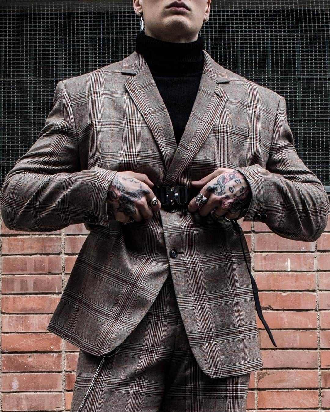 ASOSさんのインスタグラム写真 - (ASOSInstagram)「Fix up, look sharp 😎 📸 @mishoamoli 🔎 COLLUSION oversized suit (1321126) 🗣 Image description: Mihail buckling a belt over a check blazer」3月18日 21時32分 - asos