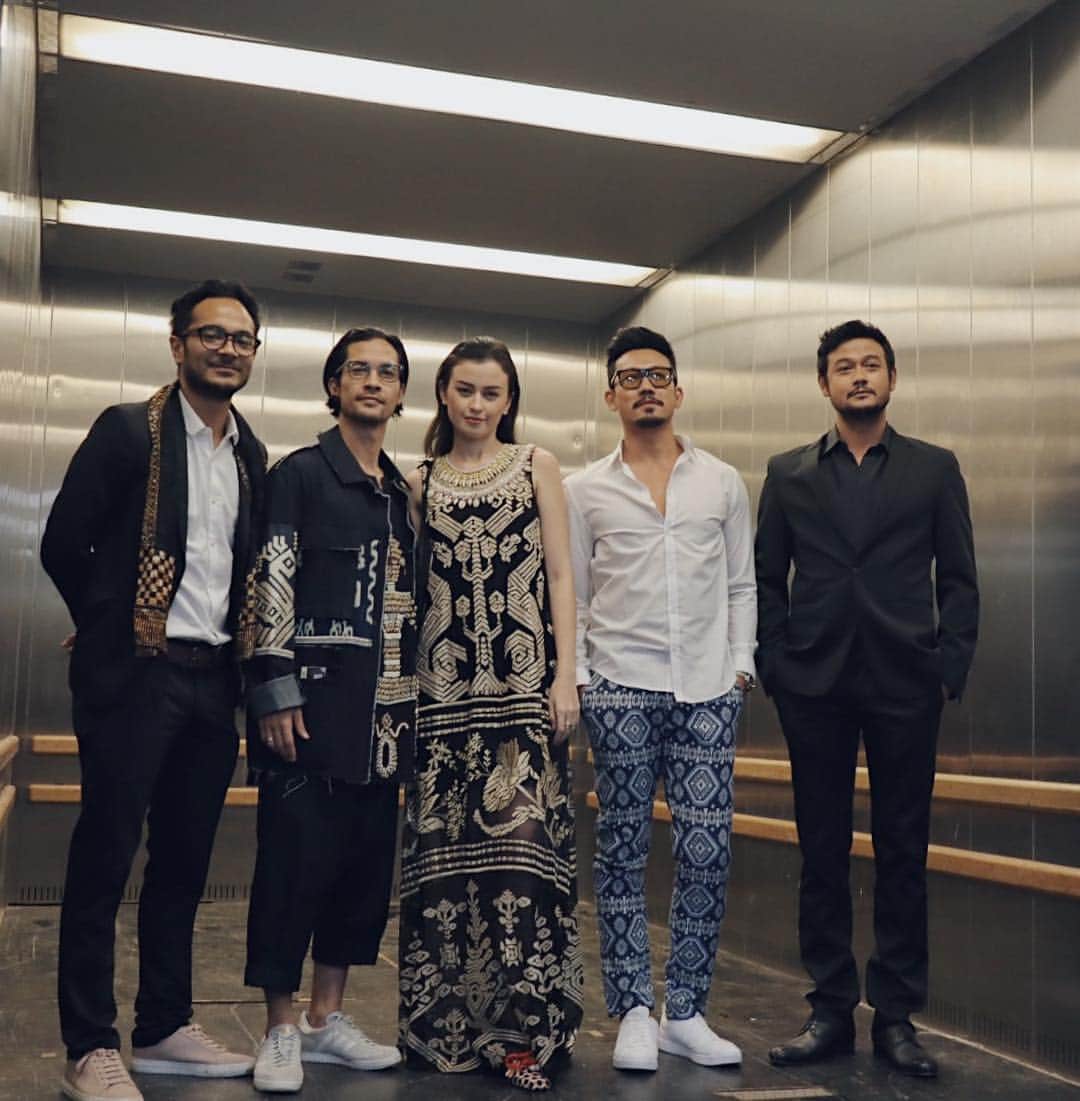 Kimberly Ryderさんのインスタグラム写真 - (Kimberly RyderInstagram)「Us and some real cool people in an elevator wearing ethnic clothing. #imaawards2019」3月18日 21時32分 - kimbrlyryder