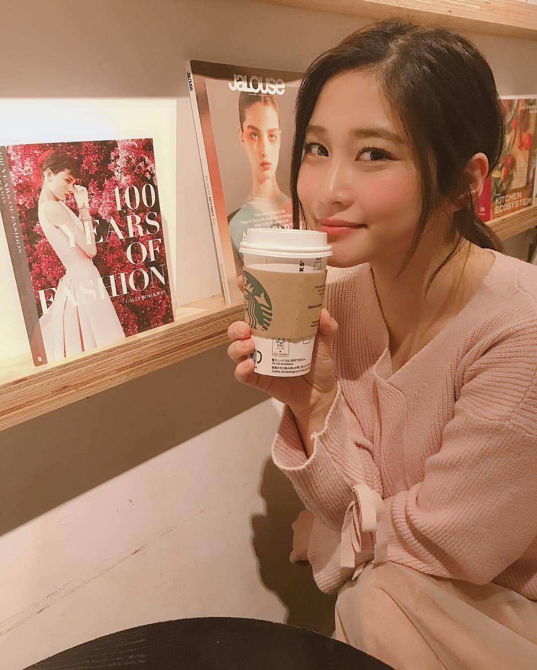 橘花凛さんのインスタグラム写真 - (橘花凛Instagram)「用事終わってあいちゃんとカフェ巡りしてた💕☕️ わたしが飲んでるのはなんでしょう？？ 今日着てる私服は @17kg_official のセットアップワンピース✨春ぽくてかわいい！ #私服 #コーディネート #セットアップ #ワンピース #ピンクコーデ #ニット #17kg #韓国ファッション #私服コーデ #橘花凛」3月18日 21時35分 - rintakahashi0809