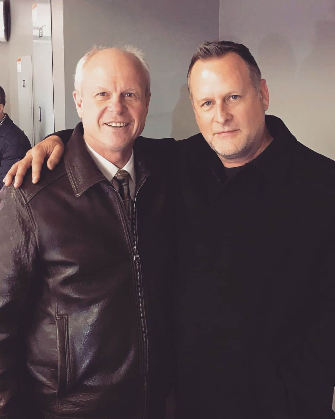 デイブ・クーリエさんのインスタグラム写真 - (デイブ・クーリエInstagram)「With Hockey Hall Of Famer, Mark Howe. What a gentleman, and what an incredible player he was. The design of the hockey net was changed after Mark’s collision in 1980. Love talking hockey with this guy...and we may have shared a few stories about his dad, Gordie. #hhof #nhl #icehockey @nhl @detroitredwings #cutitout」3月18日 21時37分 - dcoulier