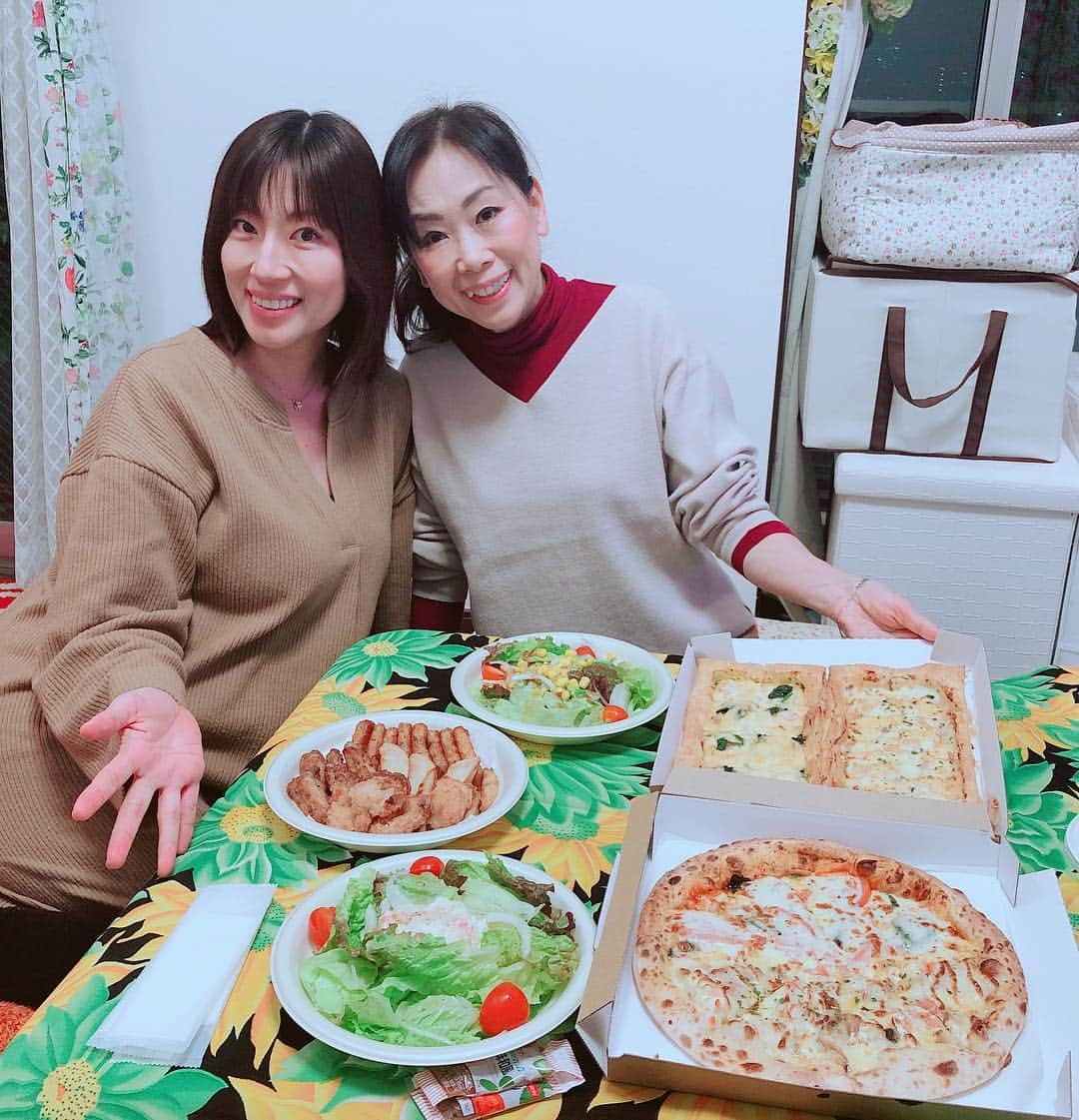 庄司ゆうこさんのインスタグラム写真 - (庄司ゆうこInstagram)「今夜は実家で旦那さんとママと3人でピザ頼んだよぉー🤗 一番好きなピザ屋さん、ナポリの窯！！ 色んなピザ注文したことあるけど、私はダントツでナポリの窯がナンバー1✨ 今日はサラダに唐揚げにアイスにたくさん頼んじゃった😂✨ 4枚目の写真のパイ生地はかなりオススメ💕 #ナポリの窯#お家ご飯#ピザ#出前#デリバリー#満腹#パイ生地ピザ#最高#臨月#に入ってから#食欲旺盛#妊婦#妊娠36週#月1で#ピザ食べたい」3月18日 21時39分 - yuko.shoji