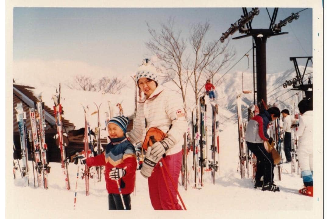 田村幸士さんのインスタグラム写真 - (田村幸士Instagram)「. 僕のスキー人生において苗場ほど縁の深い場所はない。 . 立てる前から連れてきてもらいホテル前で雪だるまに寄りかかって遊び、はじめてのスキーは今は取り壊してしまった1号館の前（写真2枚目）。 幼稚園に入ると藤島スキースクールに入って毎回マサカ先生にスキーの基本を教わった。 . そうすると苗場のどのコースも滑られるくらいには上達して、母と滑る時はレストランダウンヒルの前で別れて僕は男子リーゼンコース、母は迂回コースへ。ホテルの前にどっちが早く到着するかを競うのが楽しかった。（写真3枚目）。 . 小学校時代は毎週土曜日に学校の前まで迎えに来てもらって苗場へ。 アゼリアで働いていた山口くんとシャトレーヌで働いていた倉田くんが休みの日は一緒に滑ってくれて、バックフリップでコースサイドの新雪に飛び込み大爆笑している姿に驚き、「スキーってこんなにはしゃいで無茶苦茶でいいんだ！」ってスキーの楽しさを感じスキーにのめり込んだ。 . アフタースキーだって苗場は最高で、陶芸の色付け体験も楽しかったし当時最先端の体感ゲーム “ハングオン”  や “アフターバーナー” だっていち早く苗場が導入していた。 . 中学生のとき、頭にヘッドギアを付けて撃たれるとそれが振動する光線銃のオモチャを持っていて家の庭で遊んでいたんだけど、第2ロマンスリフトに乗っていたらその下を滑りながらそれで遊んでいる奴がいた。その光景は今でもハッキリ覚えている。僕は驚きと共に悔しさを感じた。 そしてその10年後、そいつは仕事としてパートナーを組んだ皆川賢太郎だったことを知る。 . 高校・大学はスキー部に入り合宿だらけで行く回数が減ったけれど、初めての彼女との初旅行もここ。 バンクーバーオリンピックの直前、賢太郎のプライベートトレーニングのサポート。 人生初の基礎スキーの大会。 . こうやって僕はスキー人生を苗場に育ててもらいました。苗場のおかげでこうやって今でも雪を楽しむ日々を過ごしています。 . これからも多くの人が苗場でスキーの、スノボの、スノーライフの楽しさを感じハマって僕の二の舞になるよう、ひとつずつ形にして返していければ。 . . . . #kojiski #snowdiver  #loveskiing #skimountaineerning #skiingislife #skiinglife #skiingtime #skimagazine #theskijournal #japow #snowmountain #haglofs #goldwin #sallot #snowmountain #snowscape #naeba #YK5K #surfsnow #naeba #fujifilm_global  #苗場スキー場 #ホグロフス #ゴールドウイン #サロット #苗場 #平標山 #雪山 #雪景色 #山が好き」3月18日 21時48分 - kojimg