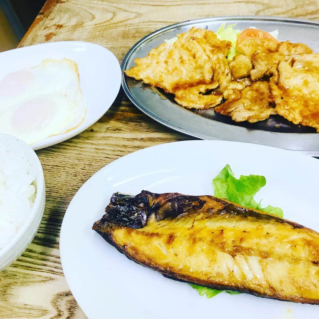 Q太郎さんのインスタグラム写真 - (Q太郎Instagram)「#浦和#elan#エラン#仕事前に#食事#定食屋#豚ロース焼肉定食#鯖塩焼き#目玉焼き」3月18日 21時49分 - qtaro.jun