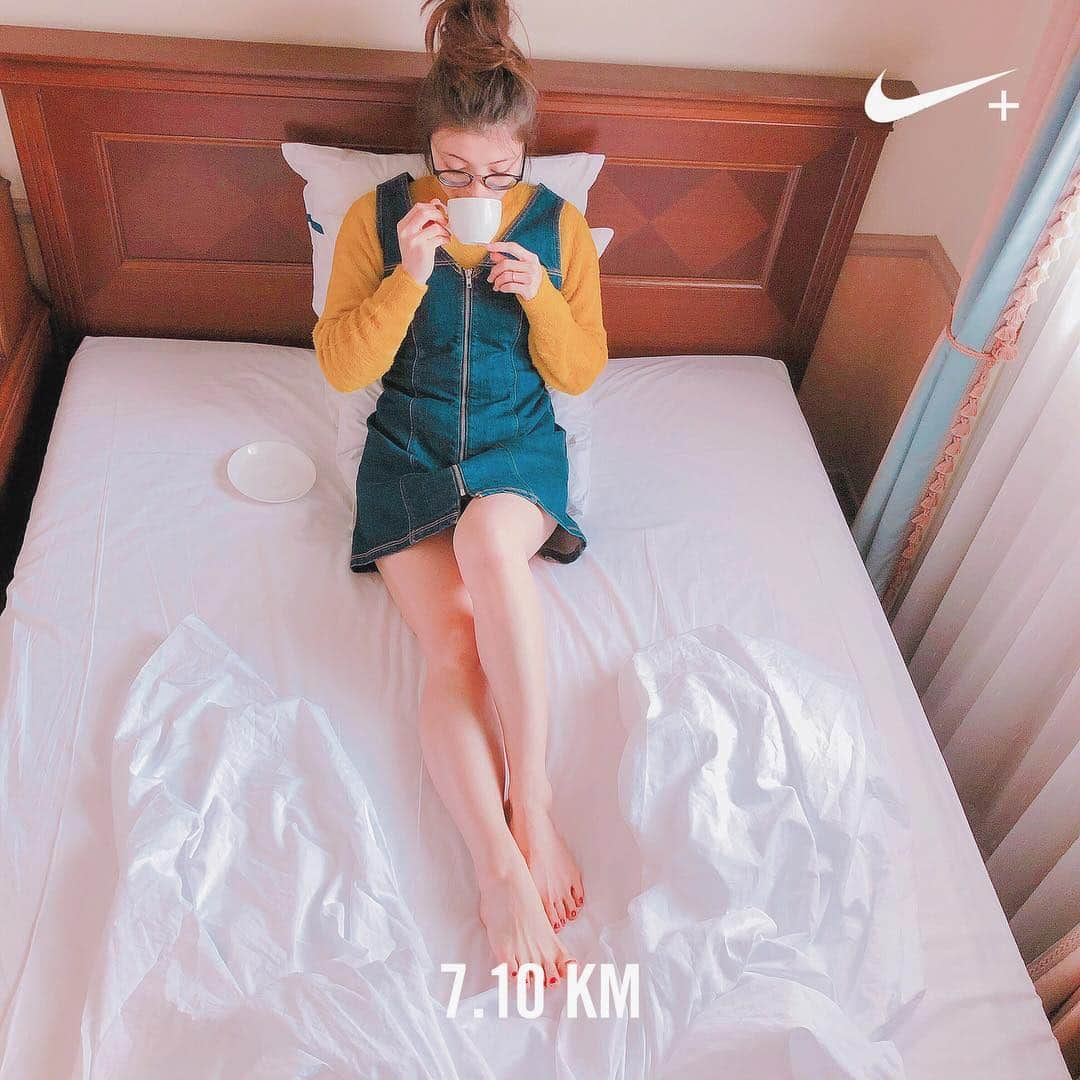 今吉めぐみさんのインスタグラム写真 - (今吉めぐみInstagram)「workout→ランニング🏃‍♀️﻿ ﻿ これからは﻿ 花粉症のお薬デビューしたから﻿ 外走れる！！はず！💊﻿ ﻿ お薬のおかげで﻿ 目のかゆみはおさまってきた☺️﻿ ﻿ ﻿ 駒沢公園走ったら﻿ マスクしてるランナーさんおった🏃‍♀️💨﻿ ﻿ 勝手に花粉症ランナーだ！﻿ って仲間意識芽生えました。笑  チビちゃん達が 仲良く寝てると癒される🐶🐶❤️ (2枚目)  #running#runnergirl  #dog#dogstagram」3月18日 21時51分 - megu813