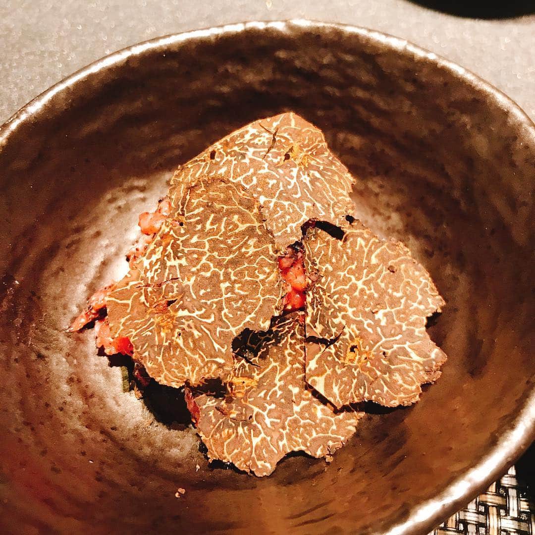 のインスタグラム：「トトトトトトトト トリュフの生ユッケ😍😍😍😍😍😍#トリュフ#生ユッケ#やばすぎる笑」